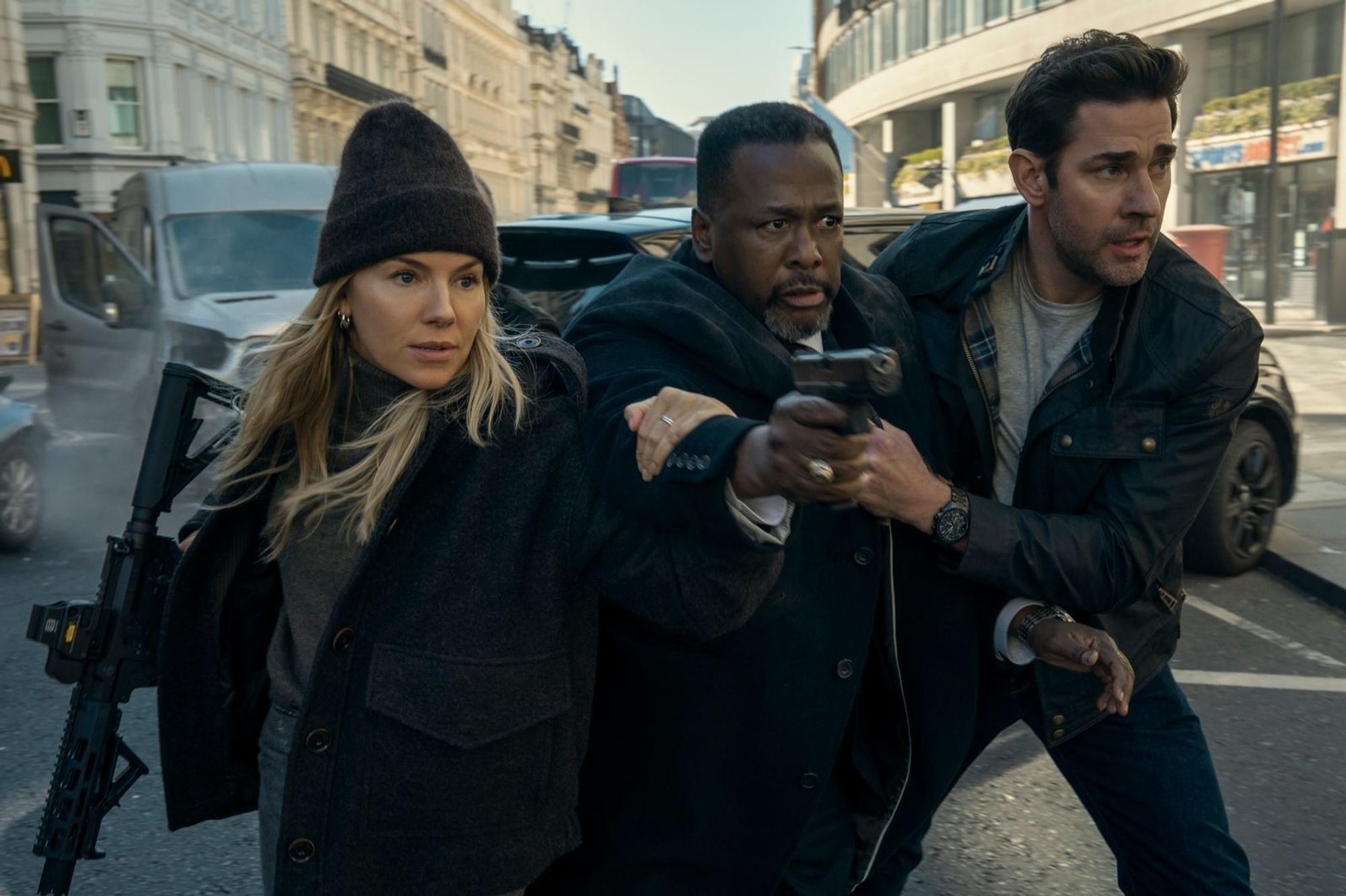 MI6-Agentin Emma Marlow (Sienna Miller) unterstützt den CIA-Vizechef James Greer (Wendell Pierce, Mitte) und Jack Ryan (John Krasinski) in brenzligen Situationen. (Bild: Amazon Content Services LLC / Jonny Cournoyer / Prime Video)