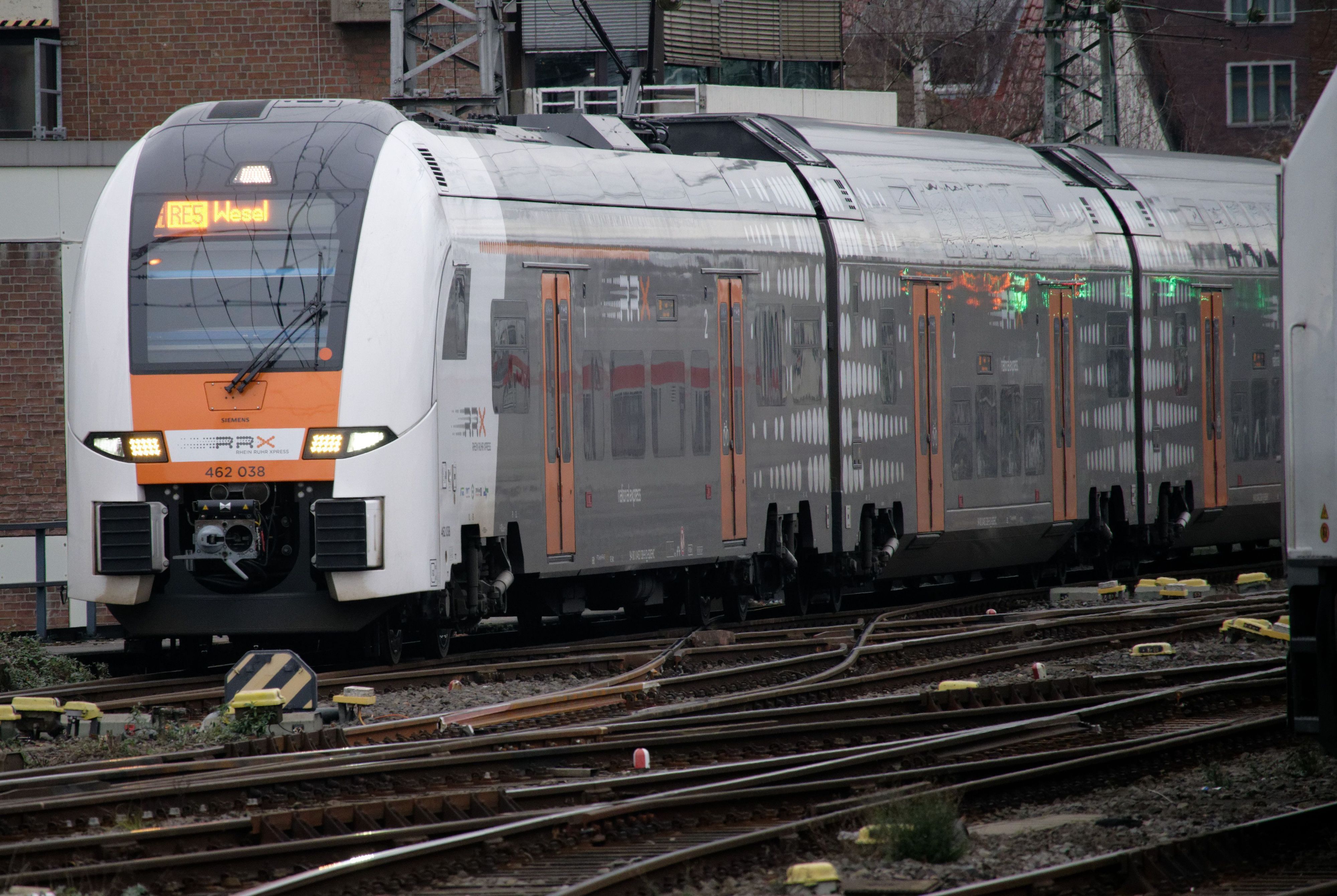 Ein RRX-Zug der Bahngesellschaft National Express fährt in den Kölner Hauptbahnhof ein (Archivbild). Wegen Brückenschäden halten Züge nicht im Kölner Hauptbahnhof.