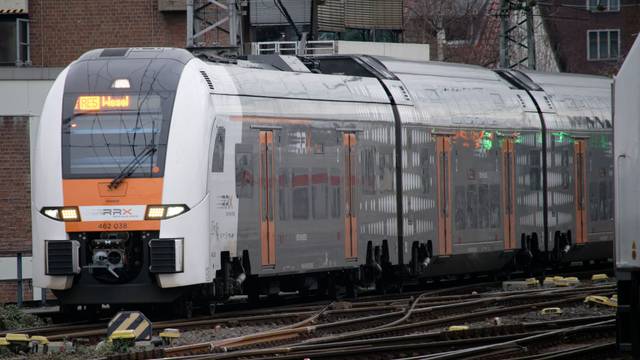 Ein RRX-Zug der Bahngesellschaft National Express fährt in den Kölner Hauptbahnhof ein (Archivbild). Wegen Brückenschäden halten Züge nicht im Kölner Hauptbahnhof.
