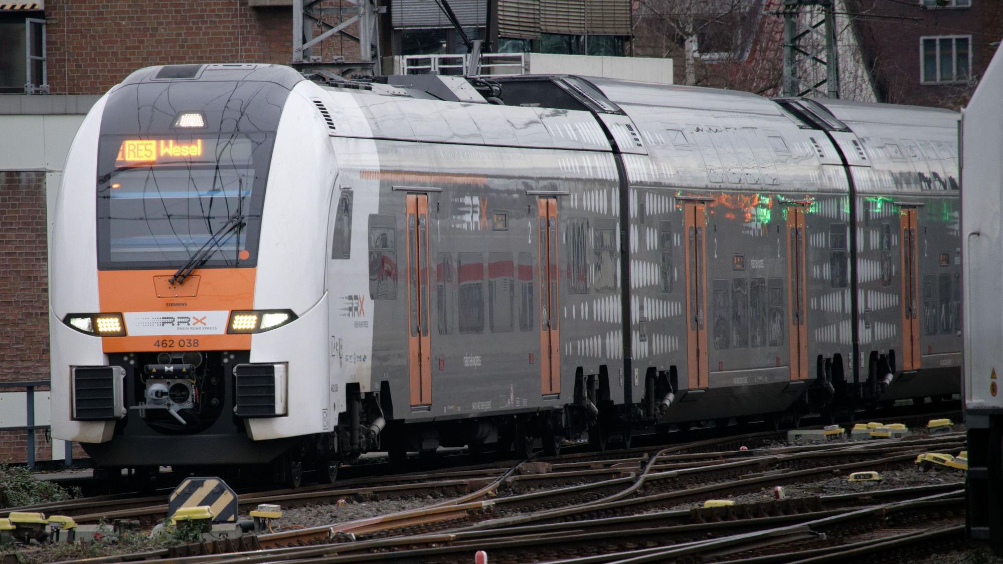 Ein RRX-Zug der Bahngesellschaft National Express fährt in den Kölner Hauptbahnhof ein (Archivbild). Wegen Brückenschäden halten Züge nicht im Kölner Hauptbahnhof.