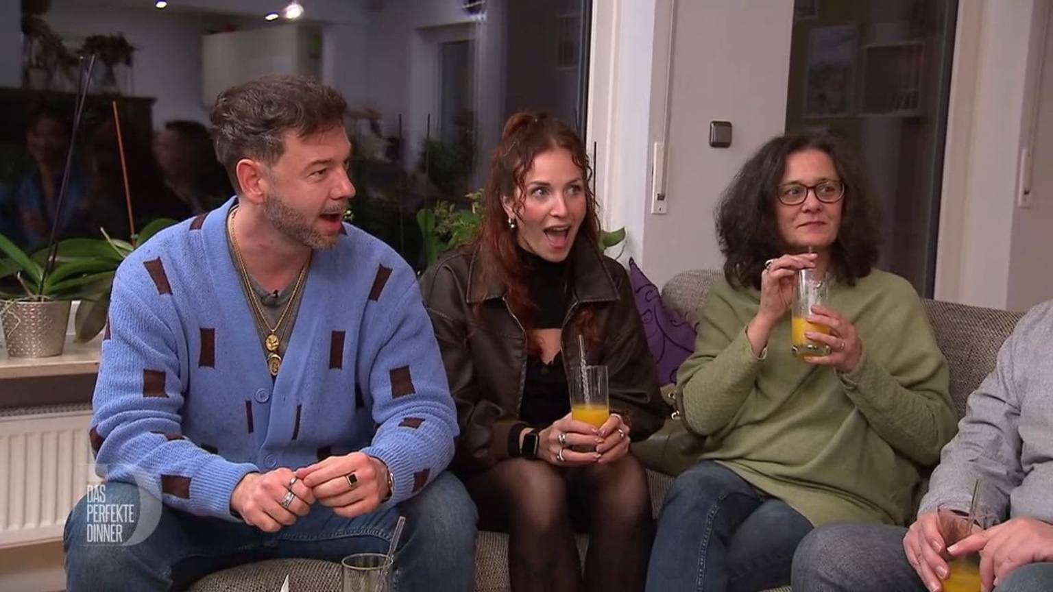 Als Mathias, Lui und Angela (von links) Ragils Follower-Zahl hören, sind sie platt.
(Bild: RTL)