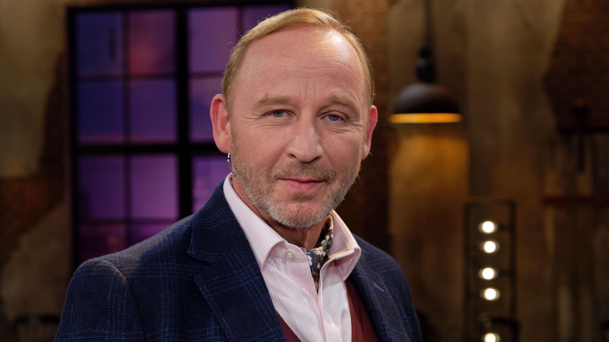 Der Schauspieler Alexander Held steht nach der Aufzeichnung der WDR-Talkshow „Kölner Treff“ im Studio.