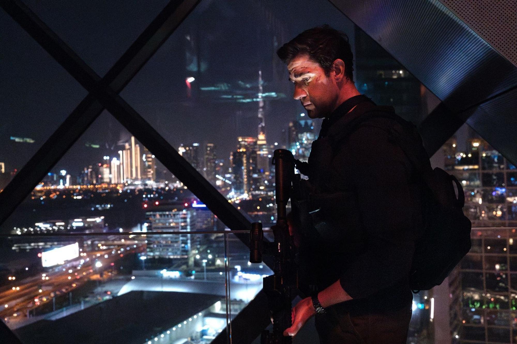 Eigentlich wollte Jack Ryan (John Krasinski) nicht mehr für die CIA arbeiten, ist aber ziemlich schnell wieder mittendrin. (Bild: Amazon Content Services LLC / Jonny Cournoyer / Prime Video)