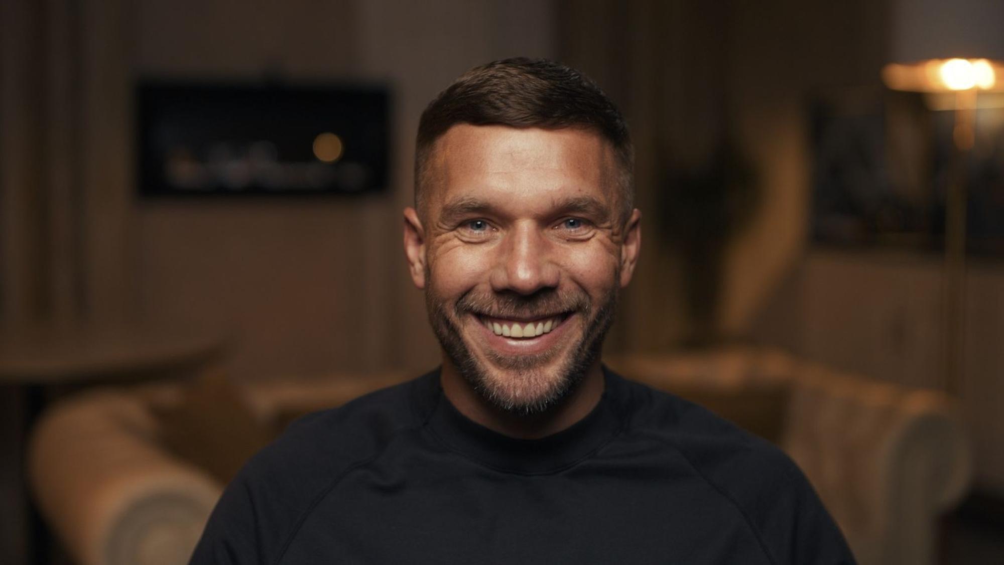 Lukas Podolski, der im Sommer 41 wird, dürfte der einzige Spieler der Mannschaft von 2006 sein, der immer noch seine Fußballschuhe schnürt. Der polnischstämmige Kölner kickt noch für Górnik Zabrze - in Polen. (Bild: ZDF)