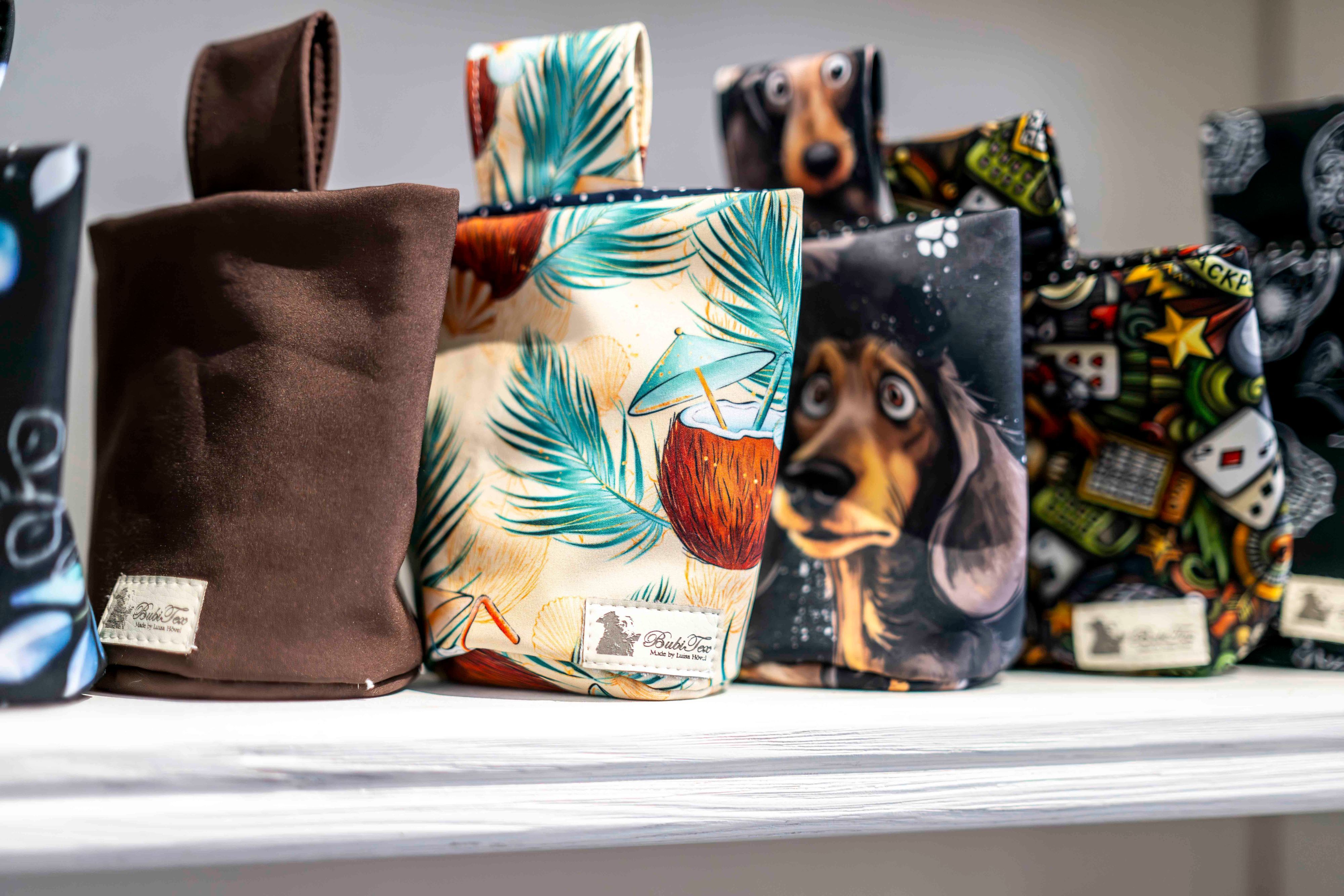 Luisa Hövel aus Großbüllesheim hat in Euskirchen an der Annaturmstraße eine Boutique für Hunde eröffnet. Das Bild zeigt einige Taschen für Leckerlis.