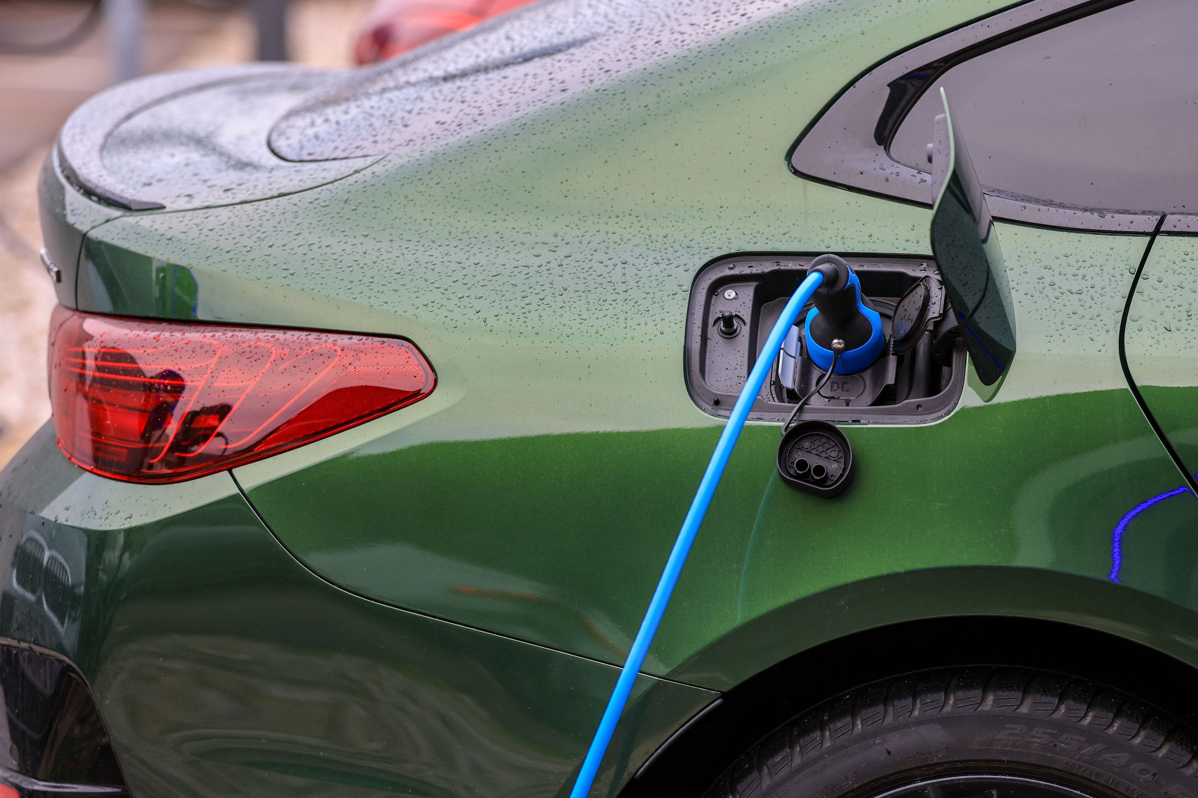 Ein Elektrofahrzeug von BMW lädt an einer Ladesäule. Jetzt ist das Antragsportal für eine neue E-Auto-Prämie gestartet.