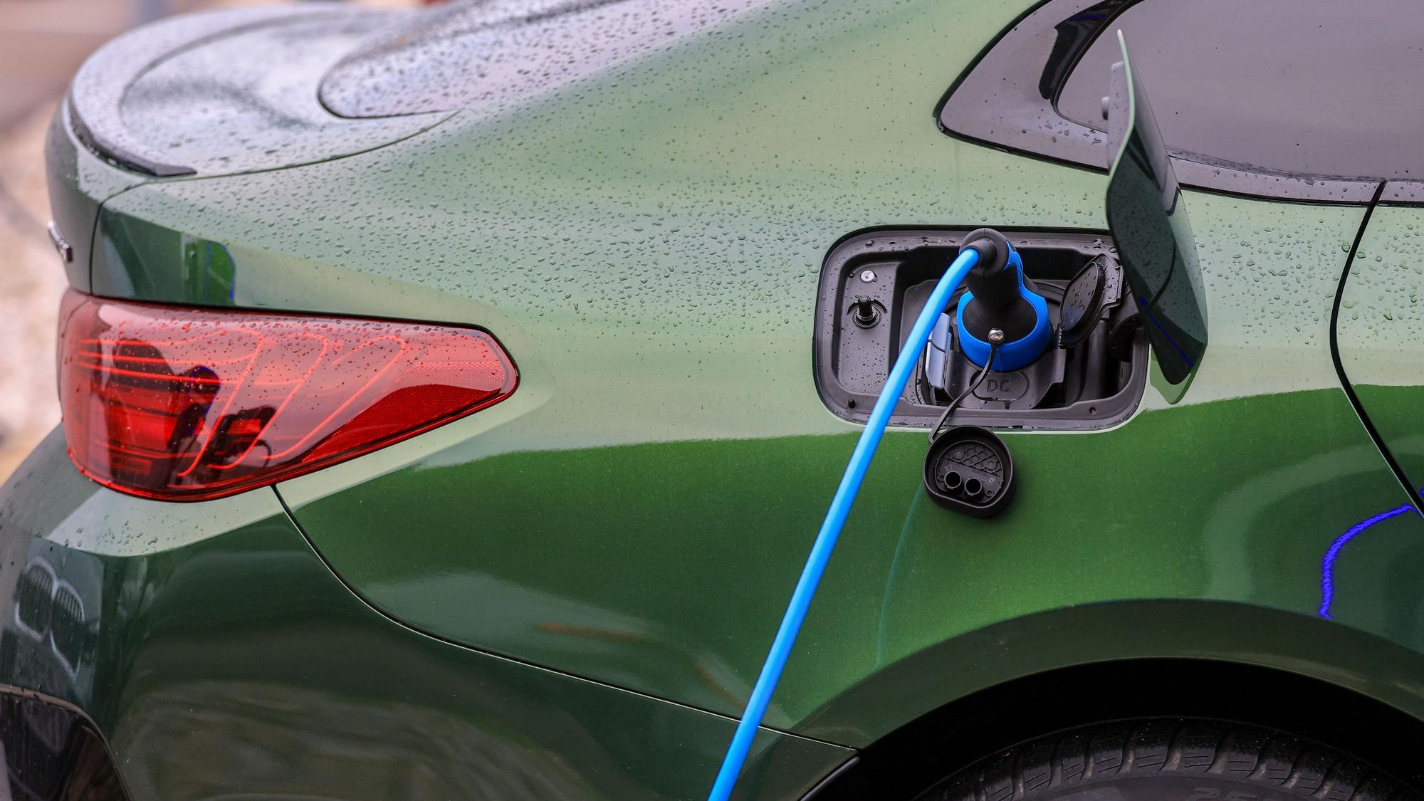 Ein Elektrofahrzeug von BMW lädt an einer Ladesäule. Jetzt ist das Antragsportal für eine neue E-Auto-Prämie gestartet.