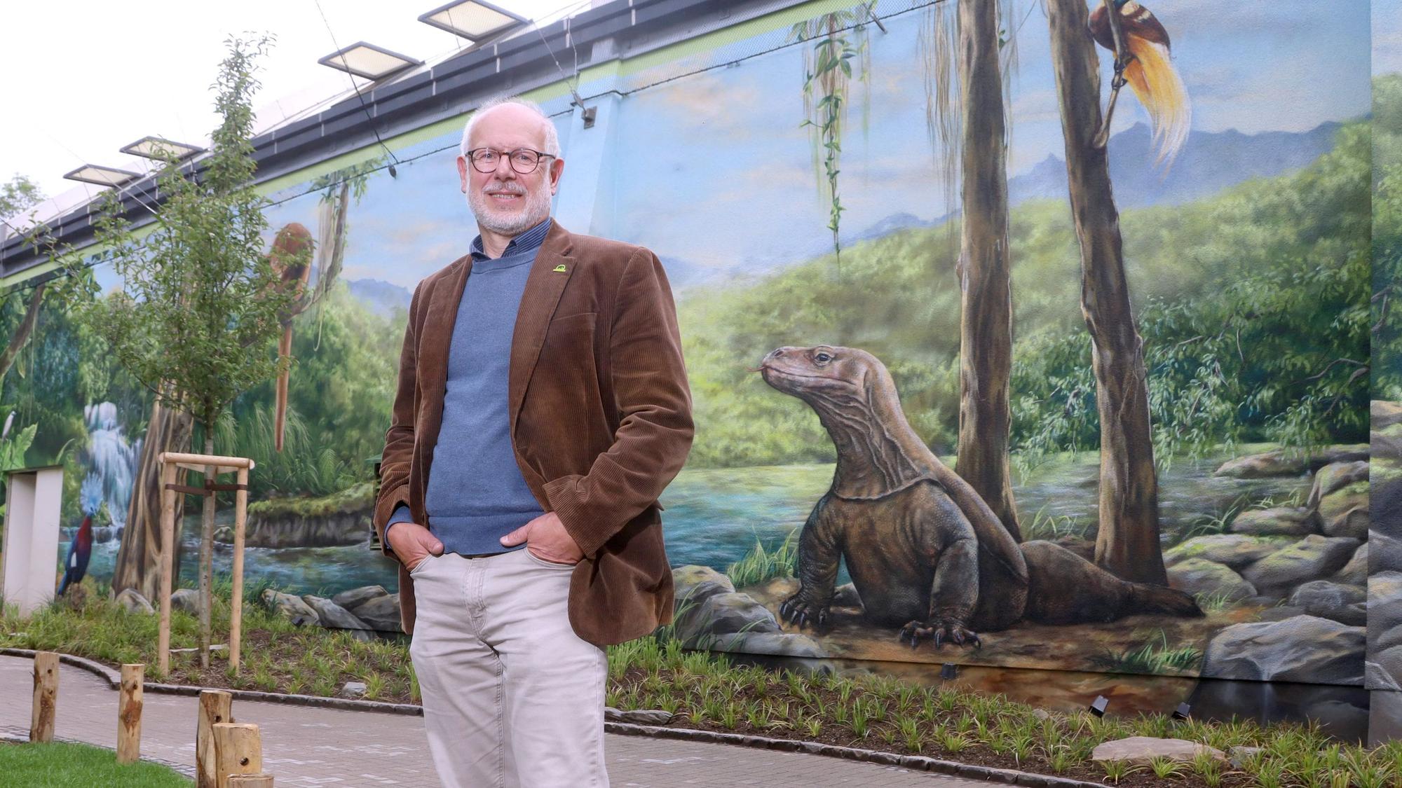 Zoodirektor Theo Pagel vor der Komodowaran-Fassade des sanierten Drachenhauses.