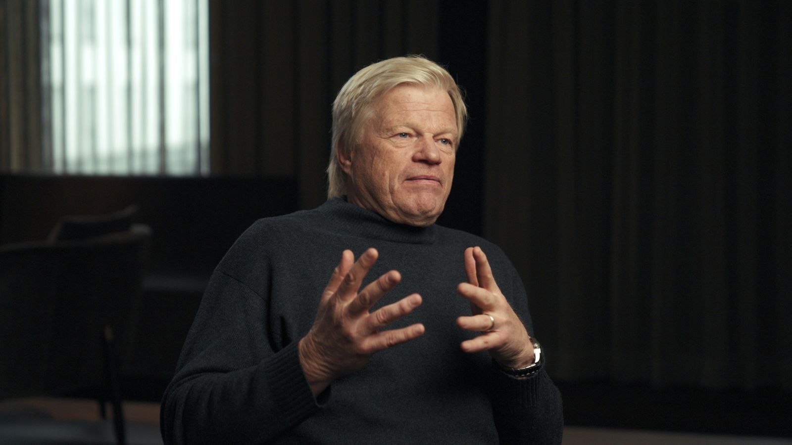 Oliver Kahn, ehemals bester Torhüter der Welt, war einer der ganz wenigen internationalen Superstars im deutschen Team 2006. Ausgerechnet er sollte seinen Platz im Tor räumen. In ungewohnter Offenheit erinnert sich der heute 56-Jährige an jene Zeit. (Bild: ZDF)