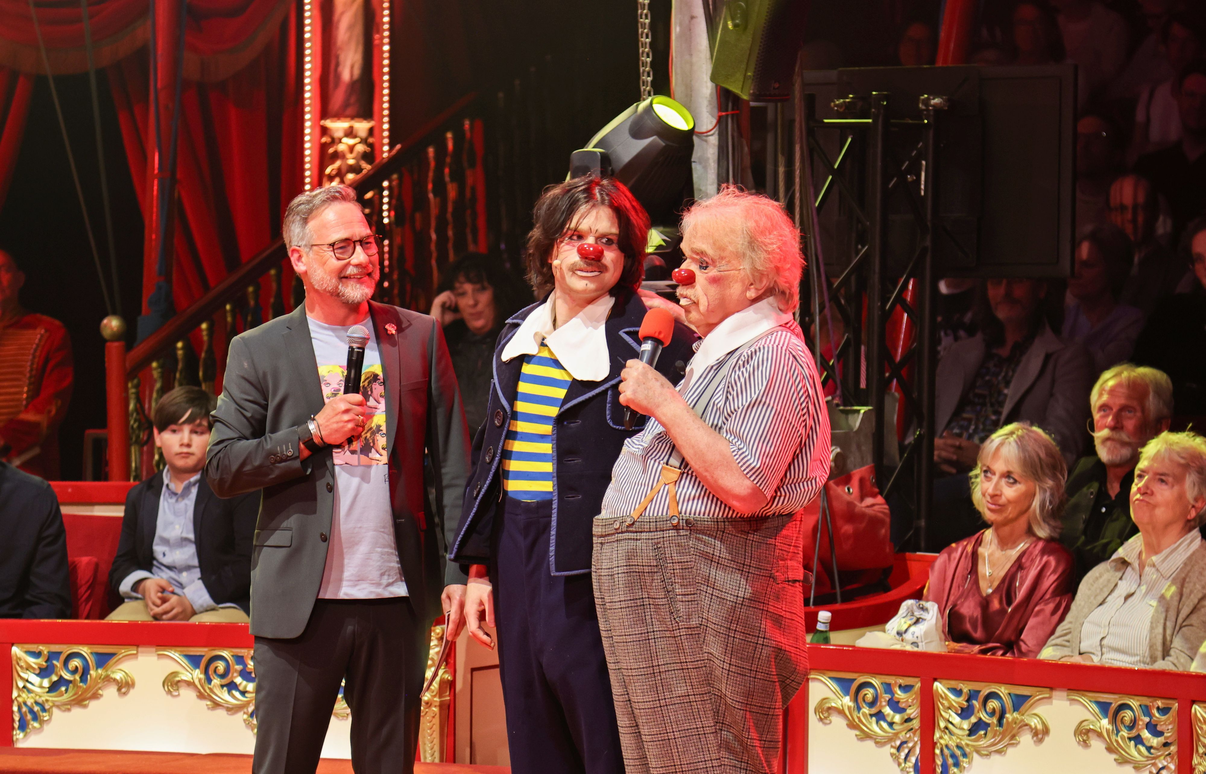 Bernhard Paul in seiner Kult-Rolle als Clown Zippo (r.) zusammen mit seinem Sohn Adrian als Clown Bippo (M:) und Moderator Matthias Opdenhövel
