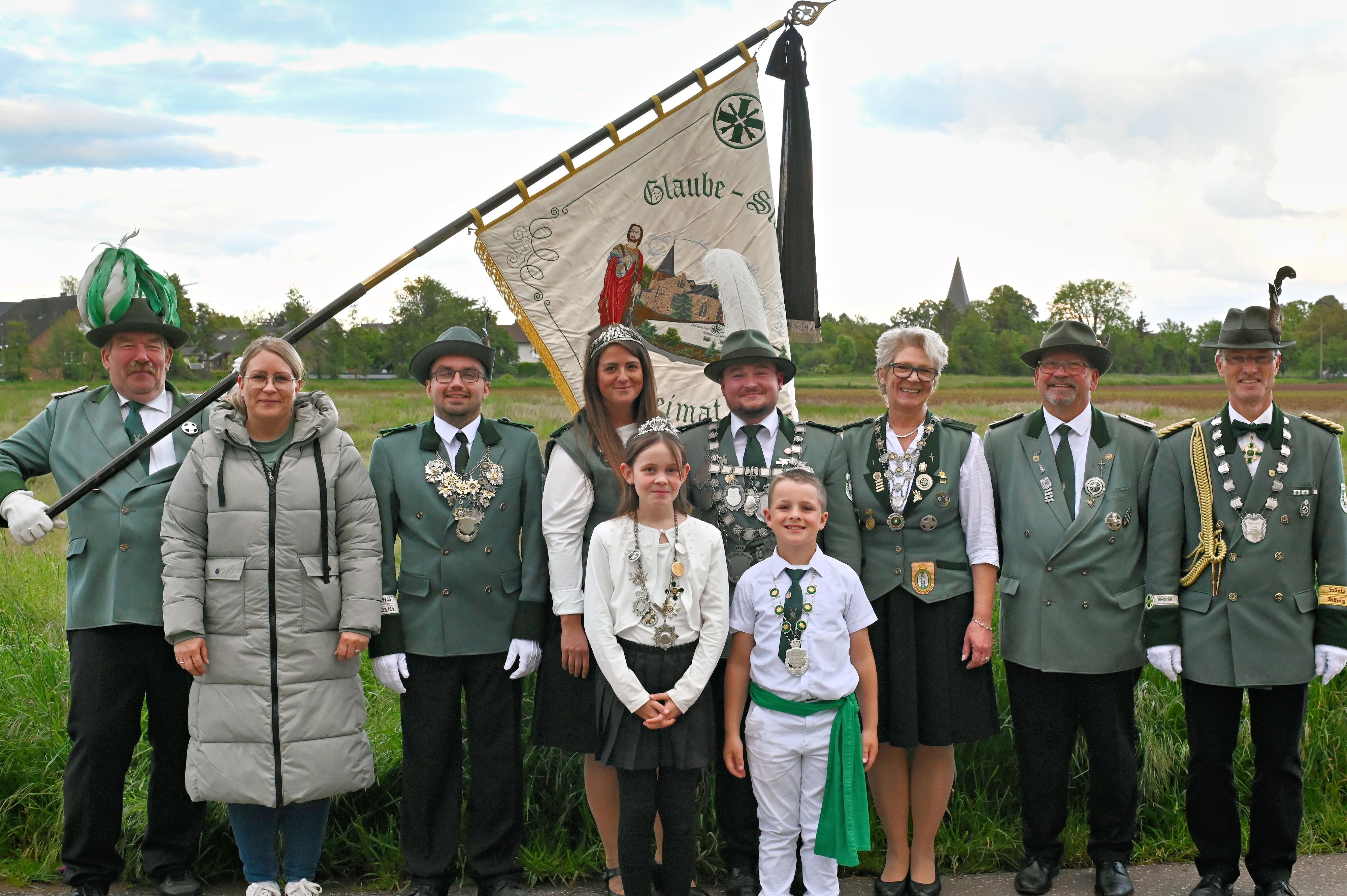 Gruppenfoto der Schützen, die bei den Schießwettbewerben erfolgreich waren.