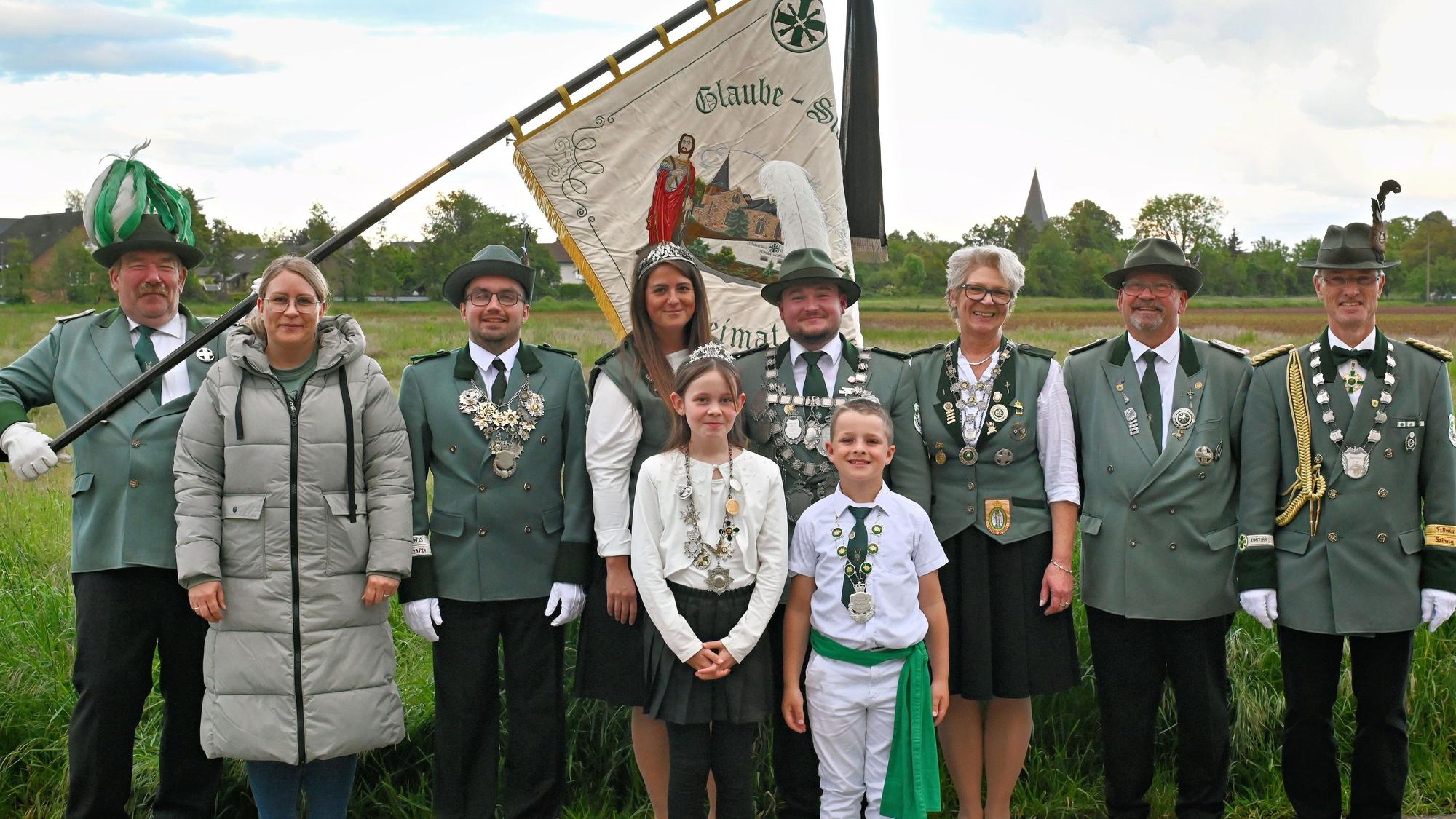 Gruppenfoto der Schützen, die bei den Schießwettbewerben erfolgreich waren.