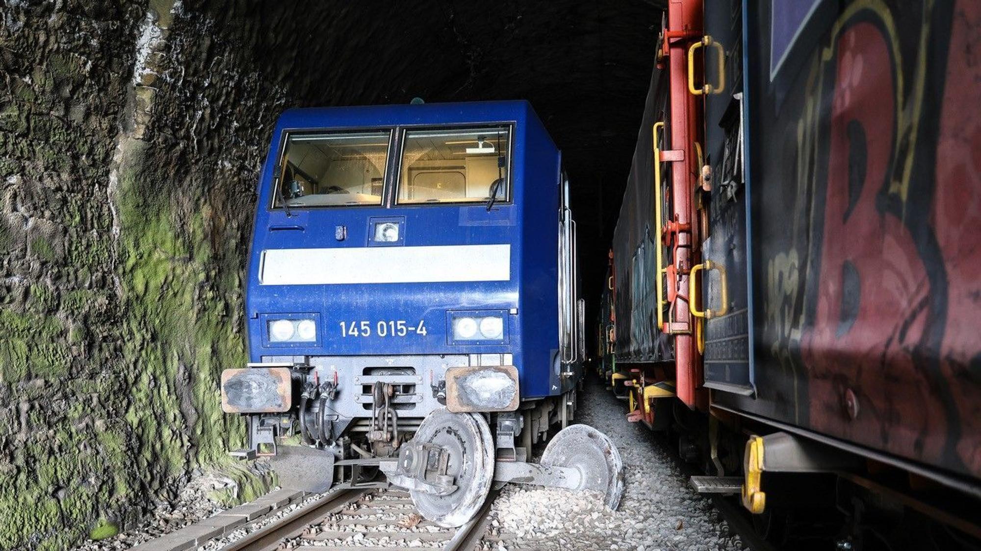 19.05.2026, Nordrhein-Westfalen, Plettenberg: Zwei Güterzüge stehen nach einem Unfall in einem Tunnel. Bei Plettenberg im Sauerland ist nach einem Güterzug-Unfall eine Bahnstrecke gesperrt. Foto: Alex Talash/dpa +++ dpa-Bildfunk +++