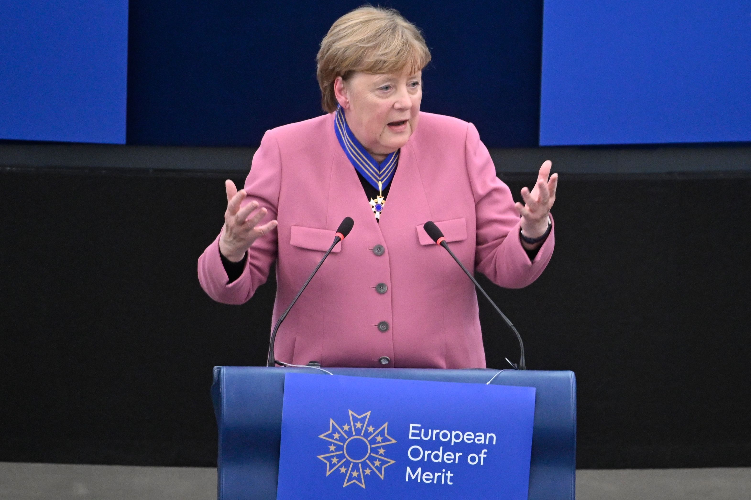 Angela Merkel, ehemalige deutsche Bundeskanzlerin, spricht im Europäischen Parlament, nachdem sie mit dem Europäischen Verdienstorden ausgezeichnet wurde.