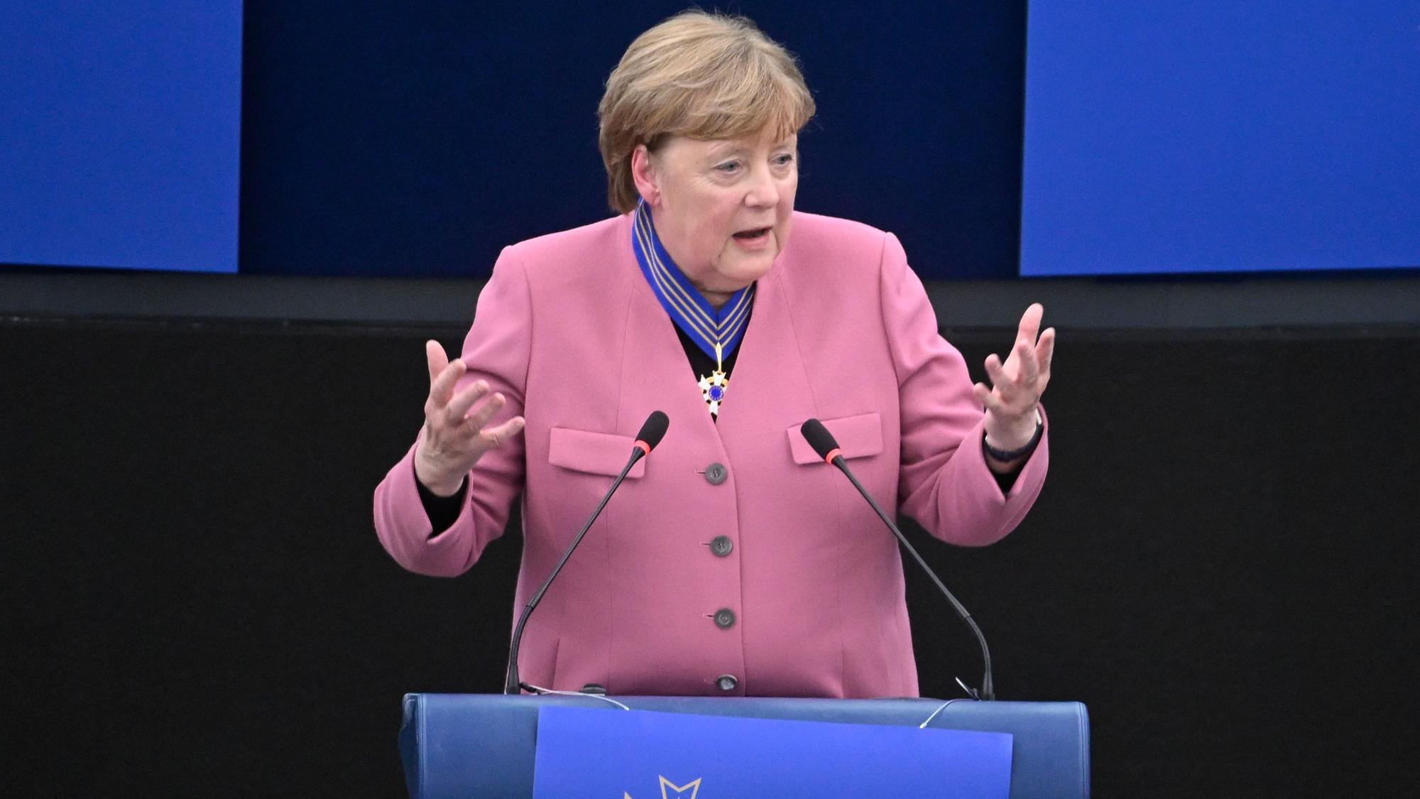 Angela Merkel, ehemalige deutsche Bundeskanzlerin, spricht im Europäischen Parlament, nachdem sie mit dem Europäischen Verdienstorden ausgezeichnet wurde.