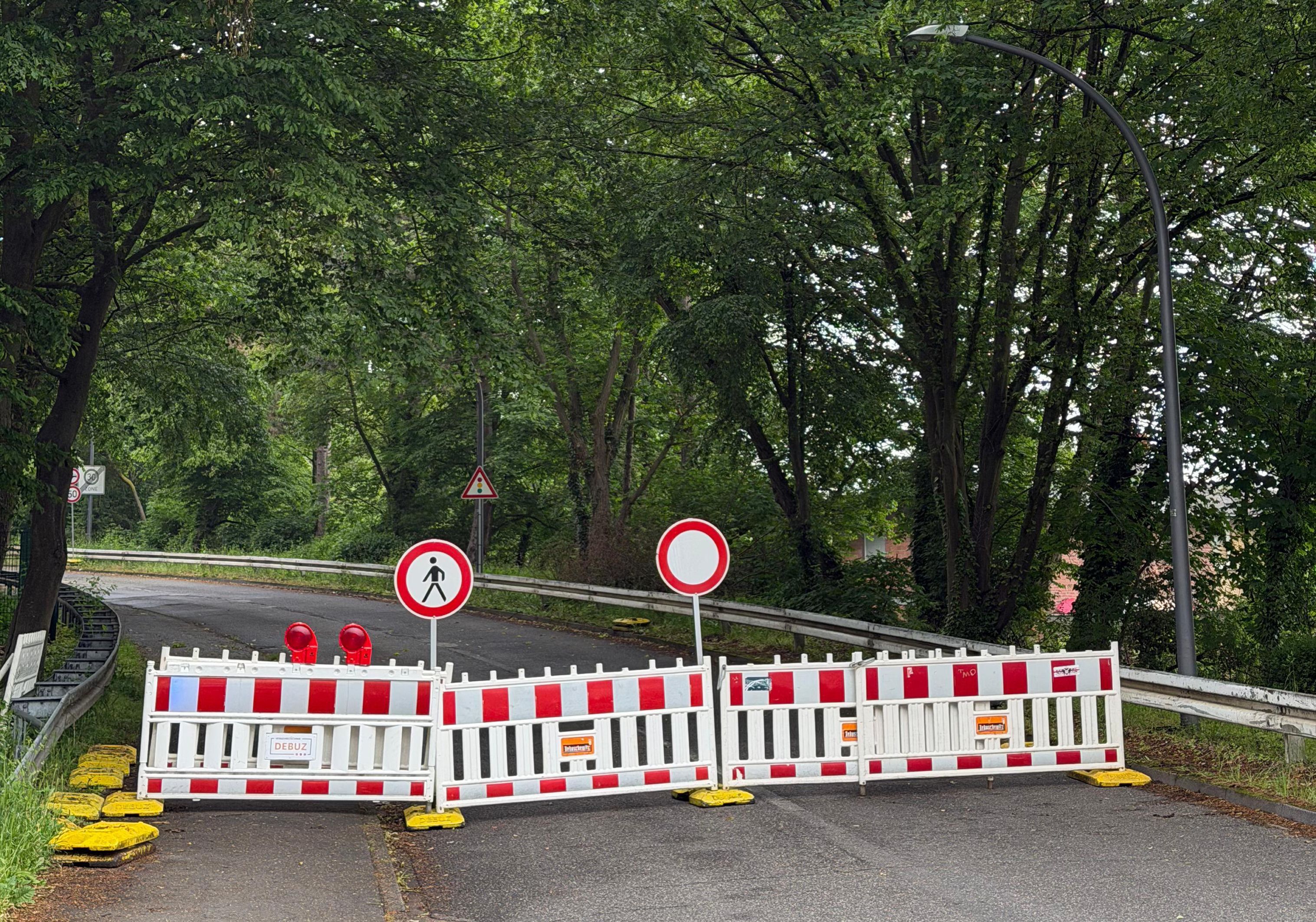 Die Zufahrt zur Brücke Am Flachsrosterweg ist wegen der Abrissarbeiten gesperrt.