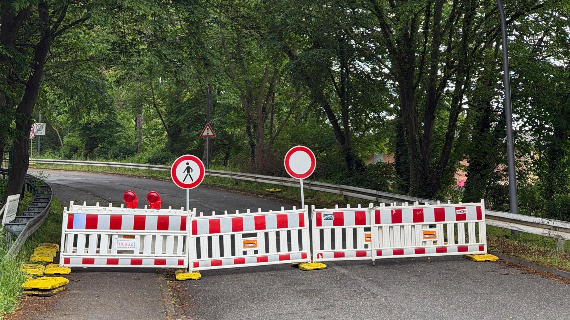 Die Zufahrt zur Brücke Am Flachsrosterweg ist wegen der Abrissarbeiten gesperrt.