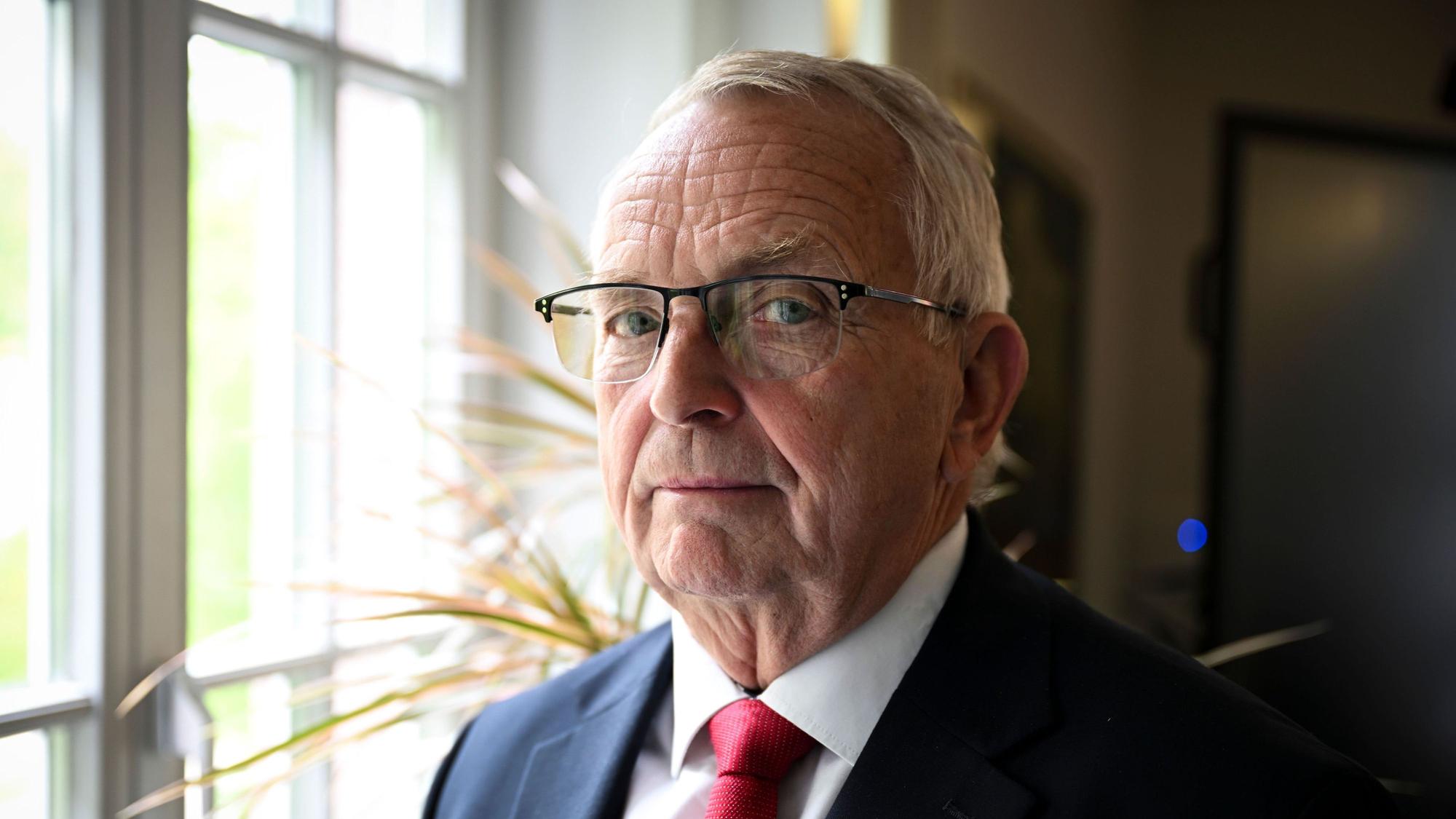 Till Backhaus (SPD), Umweltminister von Mecklenburg-Vorpommern, steht in seinem Büro.