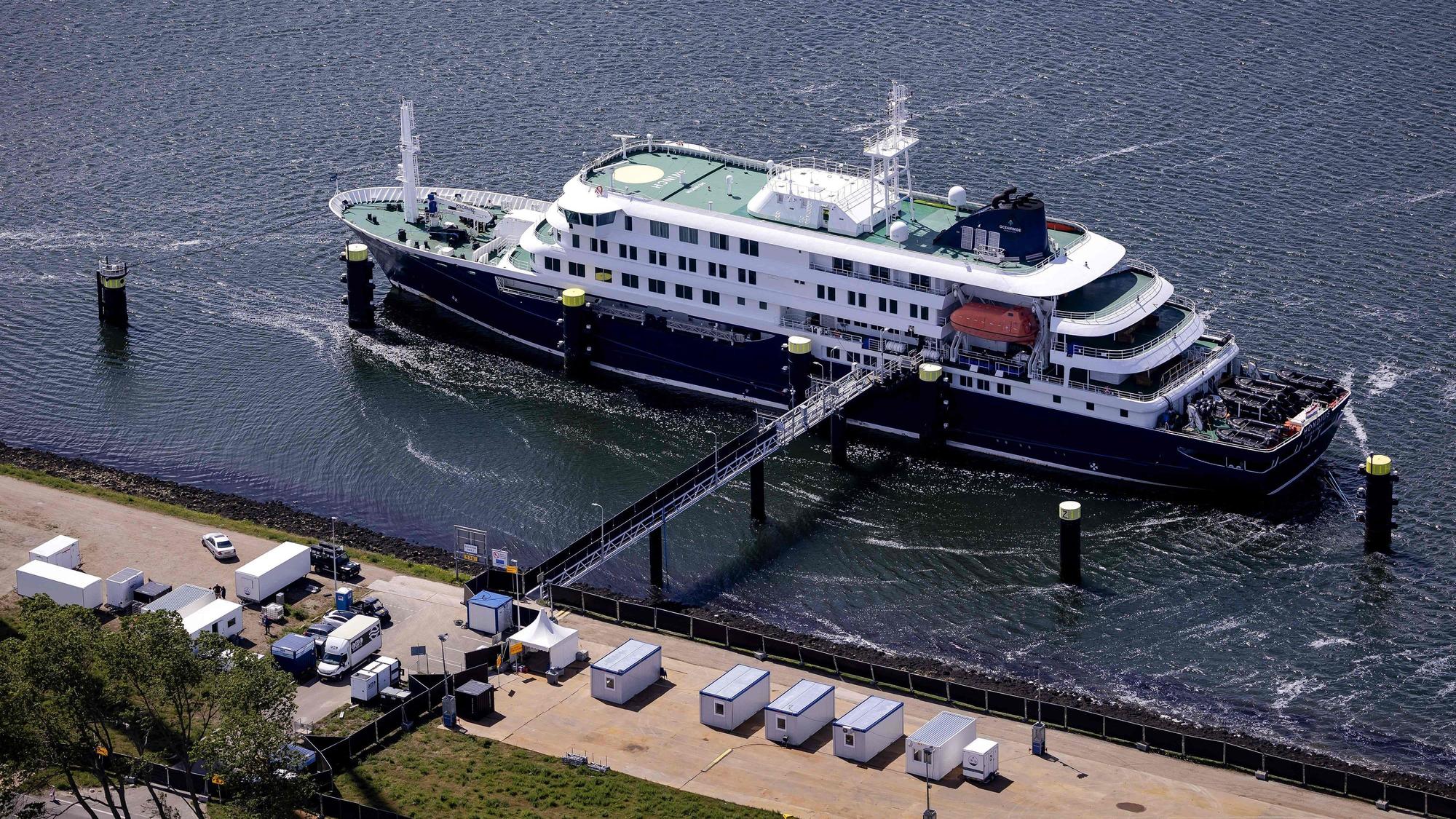 Diese Luftaufnahme zeigt das von einem Hantavirus-Ausbruch betroffene niederländische Kreuzfahrtschiff „Hondius“ nach der Ankunft im Hafen von Rotterdam.