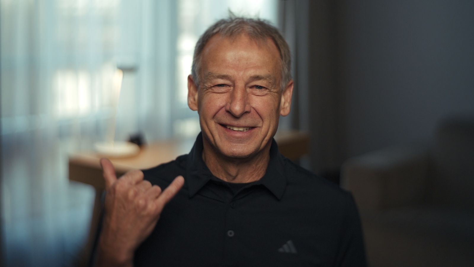 Jürgen Klinsmann, schwäbischer Dickschädel, Motivator und Innovator, wurde 2004 völlig überraschend als deutscher Teamchef Anleiter jener Mannschaft, die 2006 den WM-Titel im eigenen Land jagen sollte. Kaum jemand hatte damals große Erwartungen. Doch es kam anders. Heute, mit 61 Jahren, erinnert sich Klinsmann an diesen Weg. (Bild: ZDF)