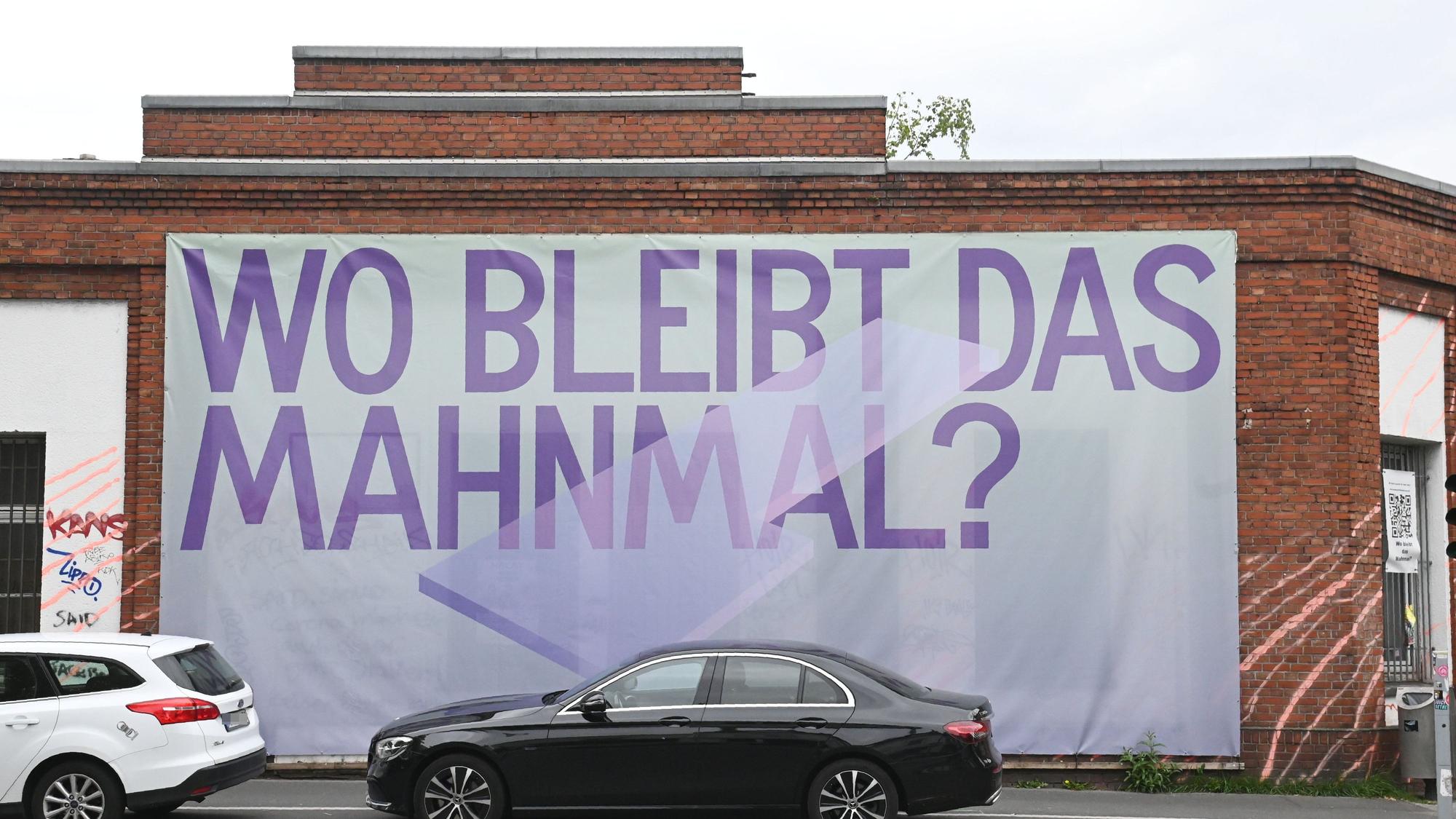 19.05.2026 Köln. An der Keupstraße hängt ein Transparent „Wo bleibt das Mahnmal?“. Es soll auf das bislang nicht realisierte Denkmal zum Anschlag des NSU in der Keupstraße im Jahr 2004 hinweisen. Foto: Alexander Schwaiger