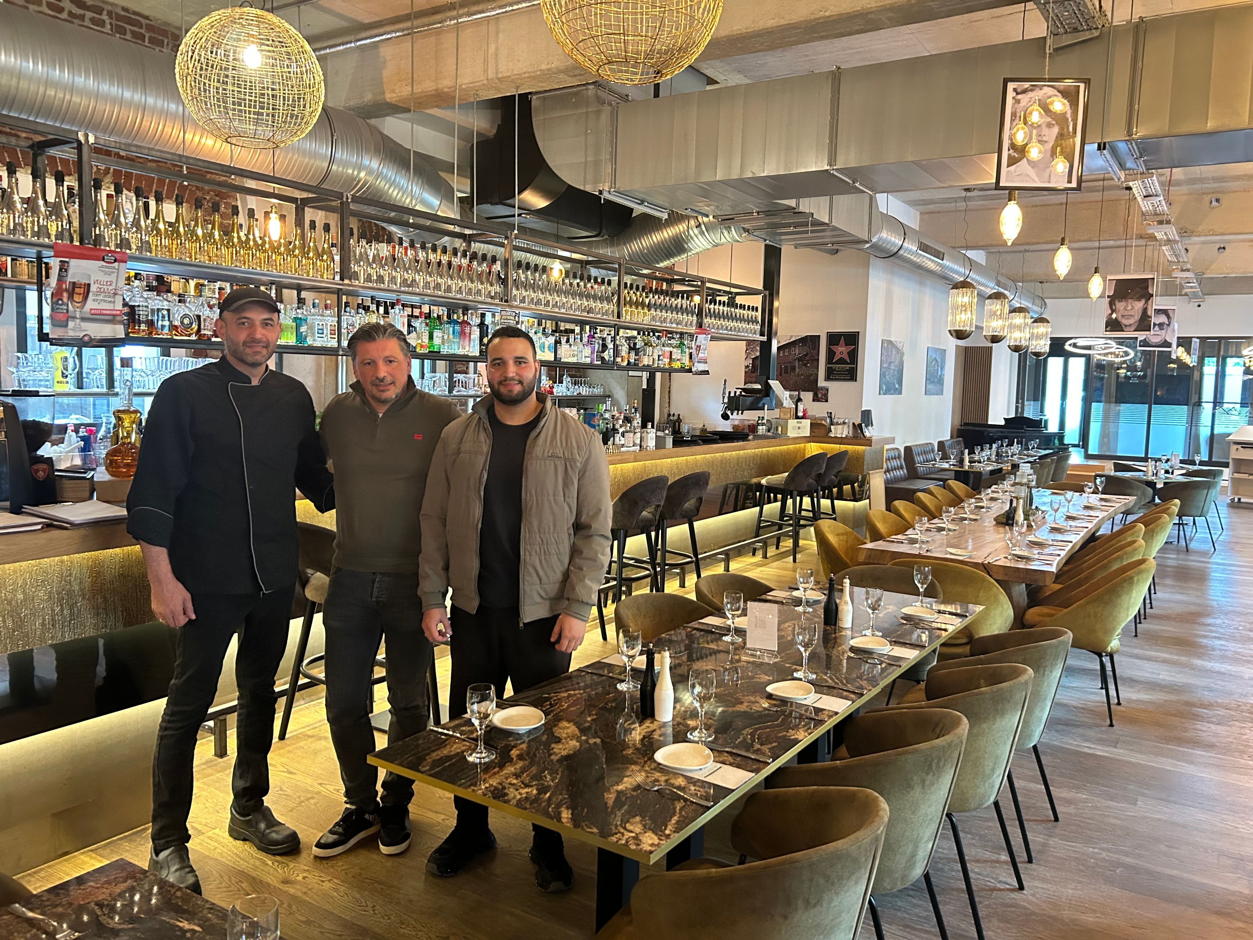 Restaurantchef Mevludin Dzeladini (m.) mit seinen neuen Köchen Malik Theeb (l.) und Aymane Karbal (r.).