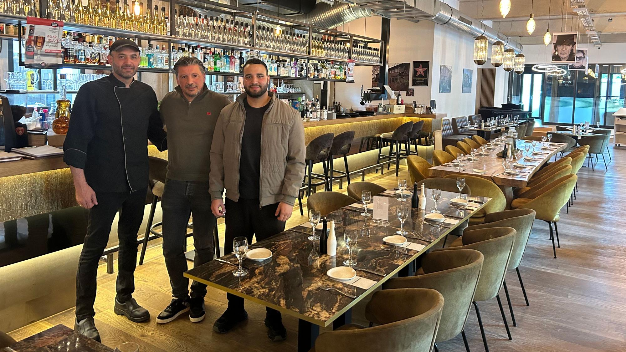 Restaurantchef Mevludin Dzeladini (m.) mit seinen neuen Köchen Malik Theeb (l.) und Aymane Karbal (r.).