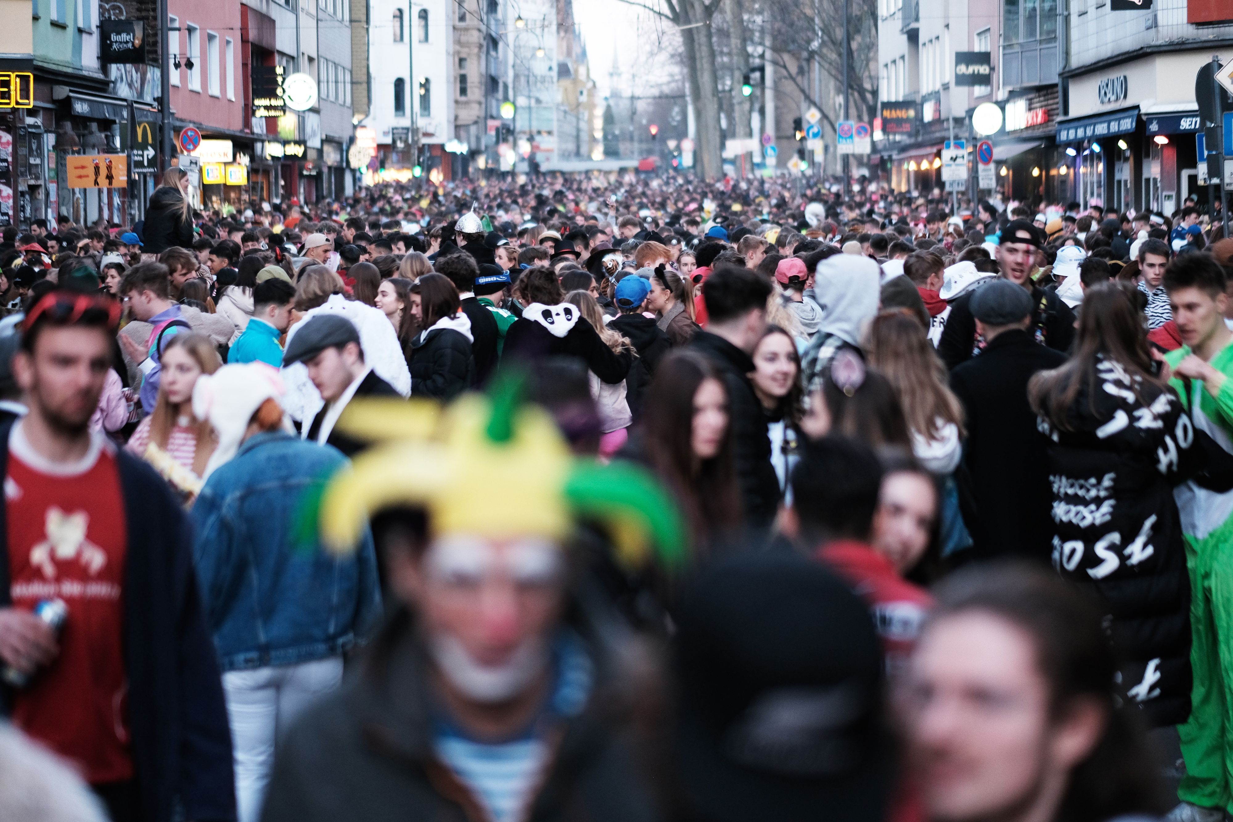 Junge Leute feiern auf der Zülpicher Straße in Köln Karneval.