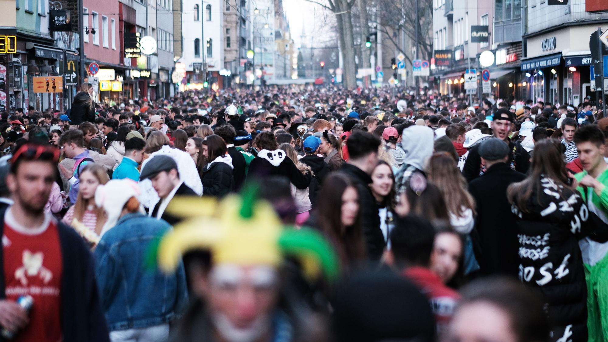 Junge Leute feiern auf der Zülpicher Straße in Köln Karneval.