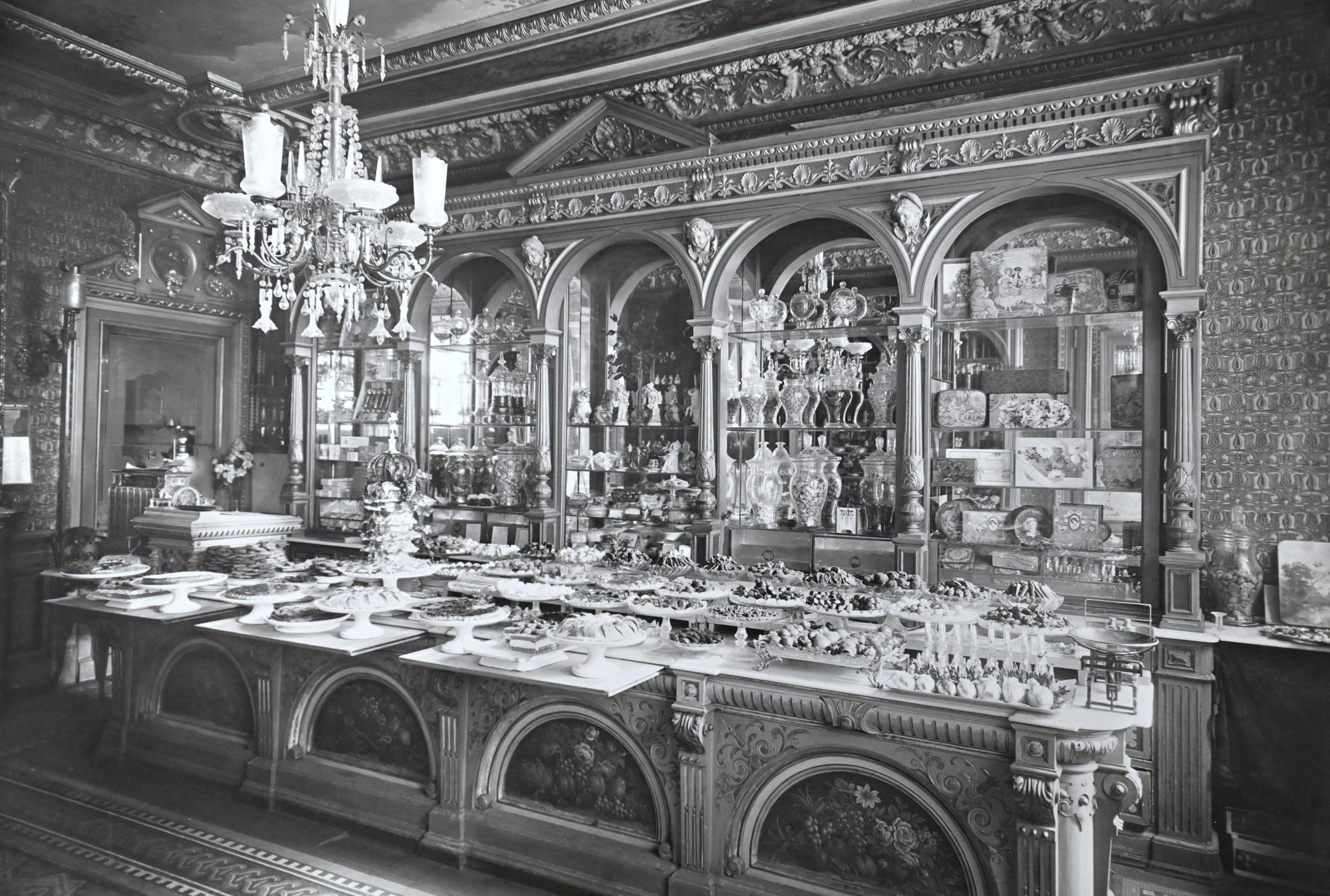Das Foto aus den 1890er Jahren zeigt die prachtvolle Einrichtung von damals. Das Café Eigel war eine Sehenswürdigkeit.