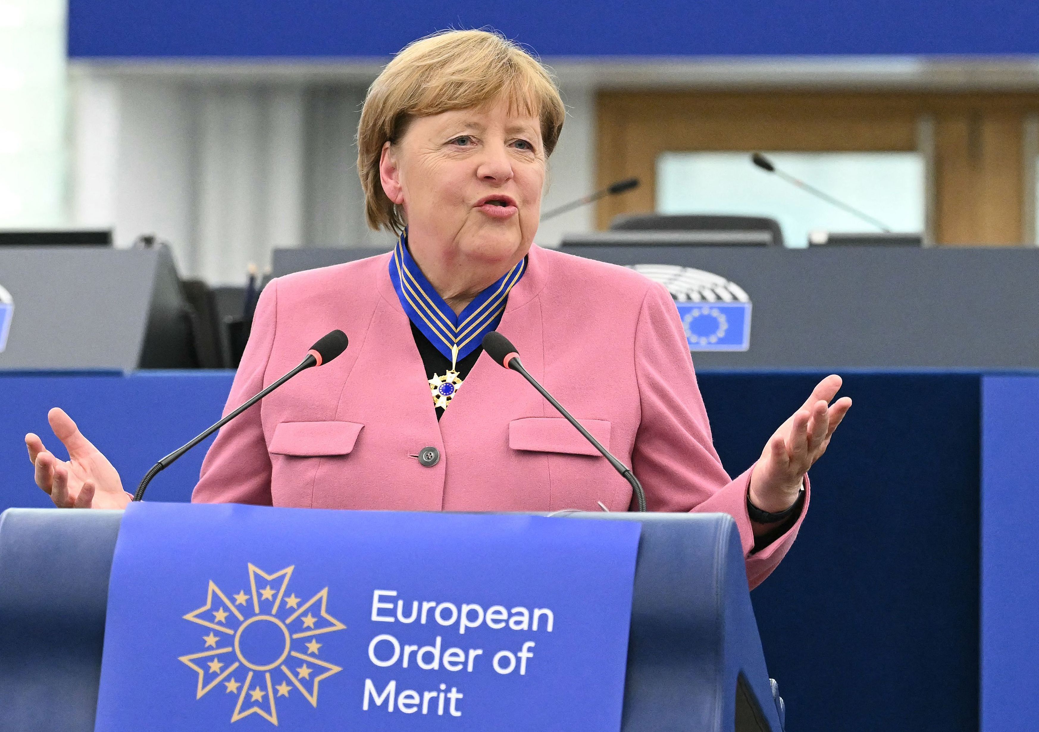 Angela Merkel, ehemalige deutsche Bundeskanzlerin, spricht im Europäischen Parlament nachdem sie mit dem Europäischen Verdienstorden ausgezeichnet wurde.
