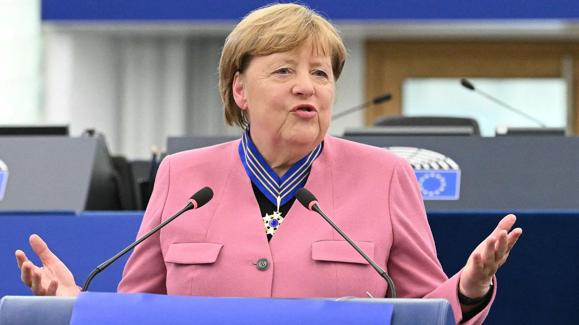 Angela Merkel, ehemalige deutsche Bundeskanzlerin, spricht im Europäischen Parlament nachdem sie mit dem Europäischen Verdienstorden ausgezeichnet wurde.