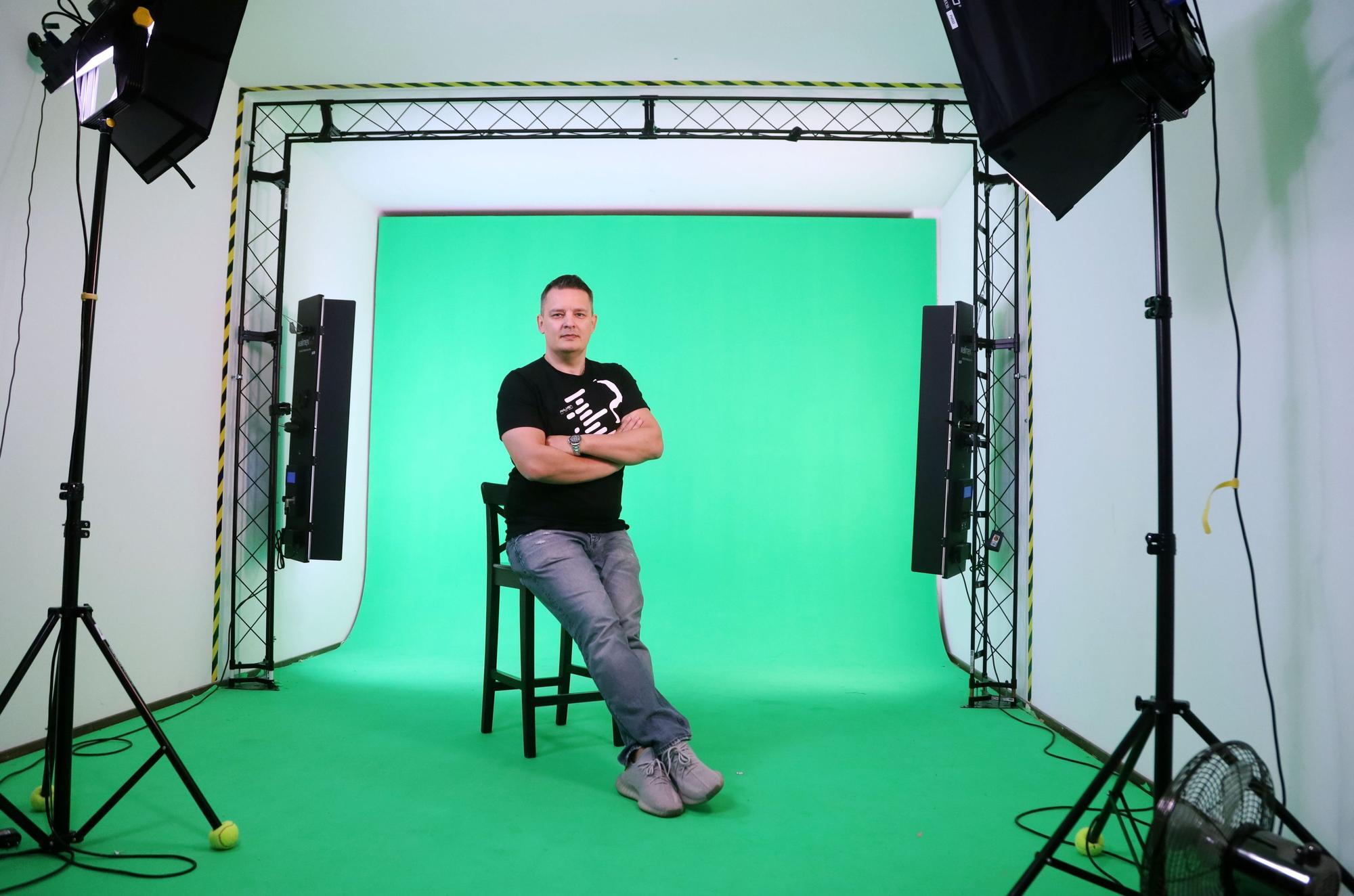 In einem Greenscreen-Studio am Mediapark sitzt Andrei Stirbu.