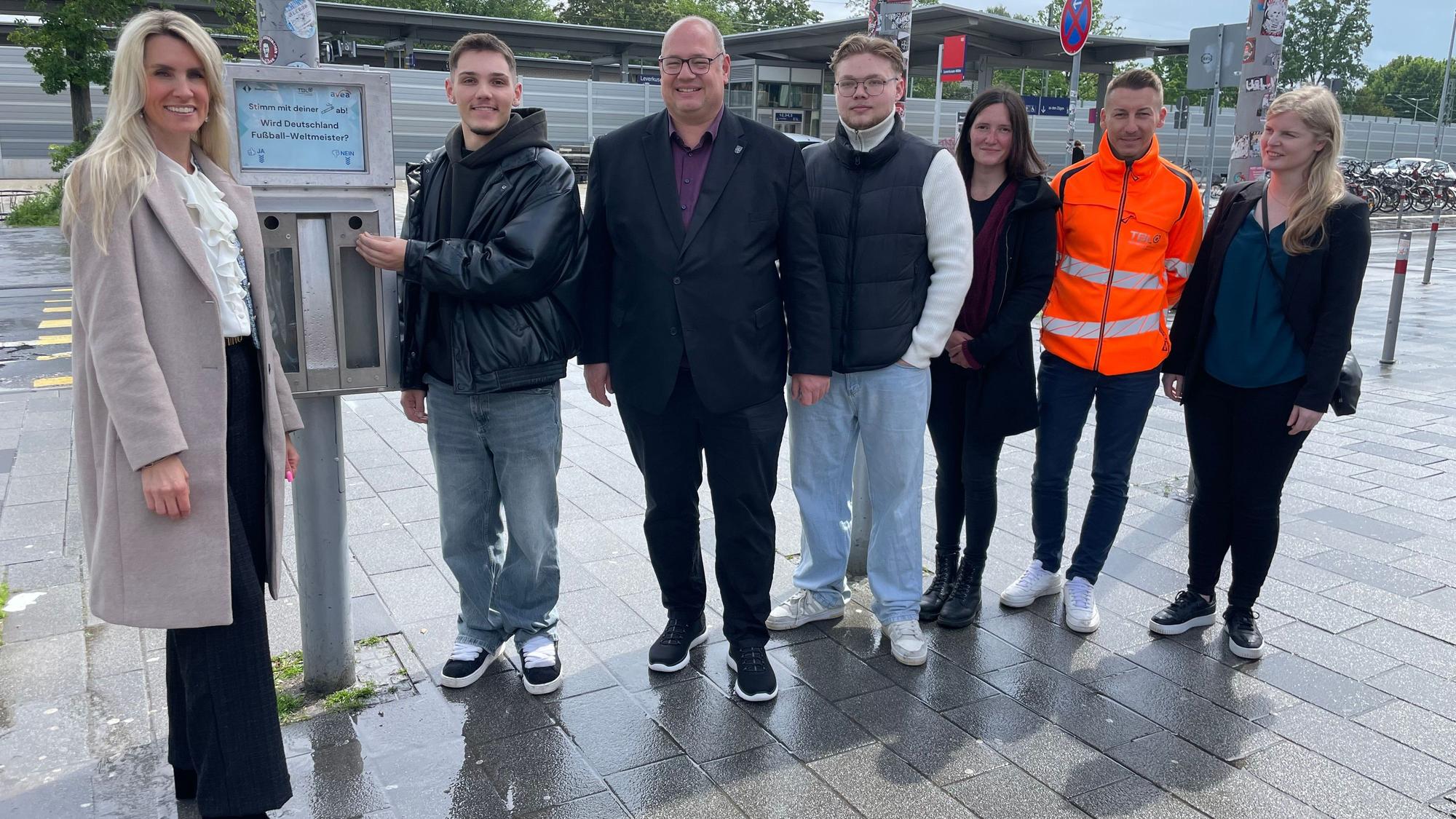 Freuen sich über Leverkusens ersten „Abstimmungsaschenbecher“: Anika Hagt (Avea, v. l.), Dragan Radocjai (Avea-Azubi), OB Stefan Hebbel, Elias Herforth (Avea-Azubi), Maureen Strick (TBL), Daniel Köller (TBL) und Kristin Menzel (Wupsi).