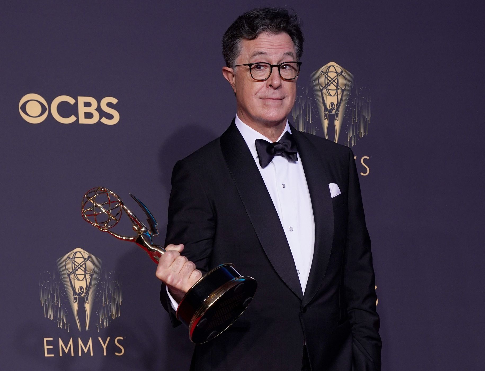 Stephen Colbert hat in seiner Karriere elf Mal den US-Fernsehpreis Emmy gewonnen, hier 2021 für ein Special zur Wahl 2020.