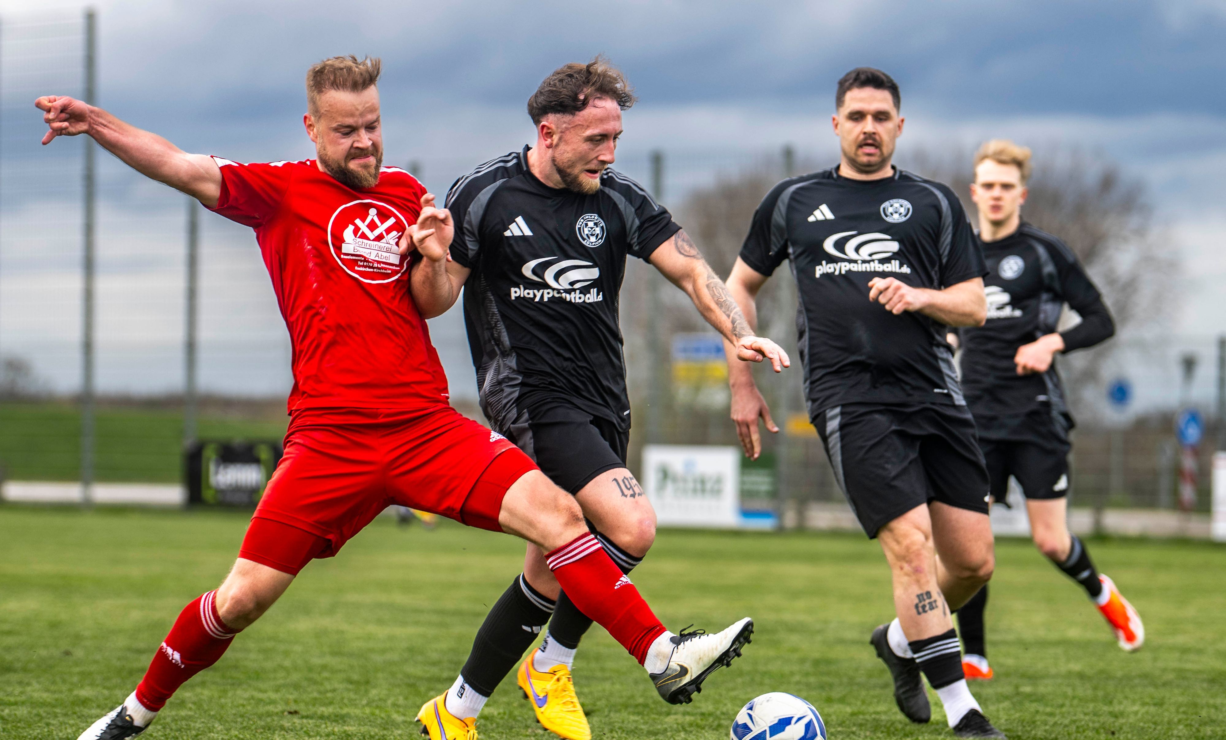 Zülpichs Nico Berekoven im Duell mit Billigs Benni Wiedenau (l.).