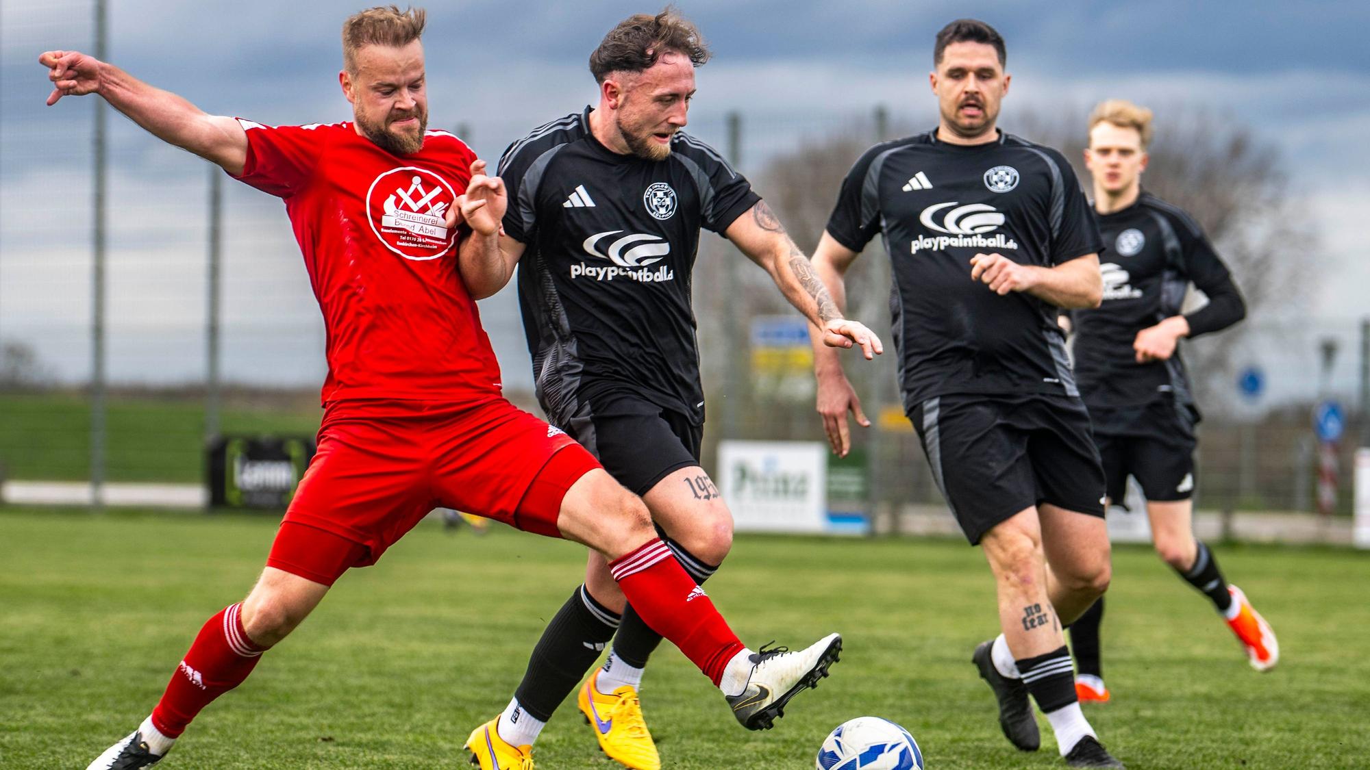 Zülpichs Nico Berekoven im Duell mit Billigs Benni Wiedenau (l.).