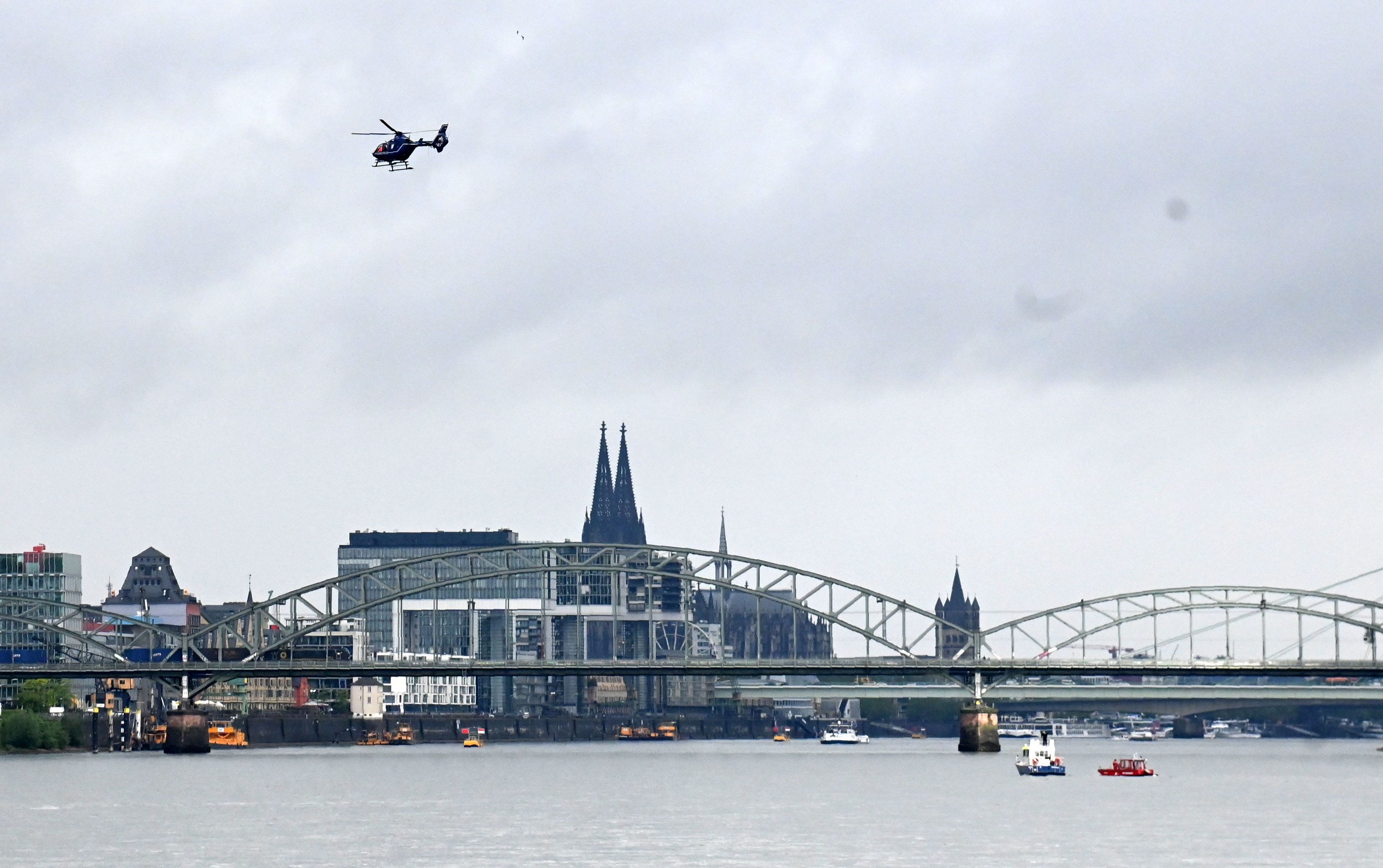 Auch ein Hubschrauber wurde bei der Suche nach der leblosen Person im Rhein eingesetzt.