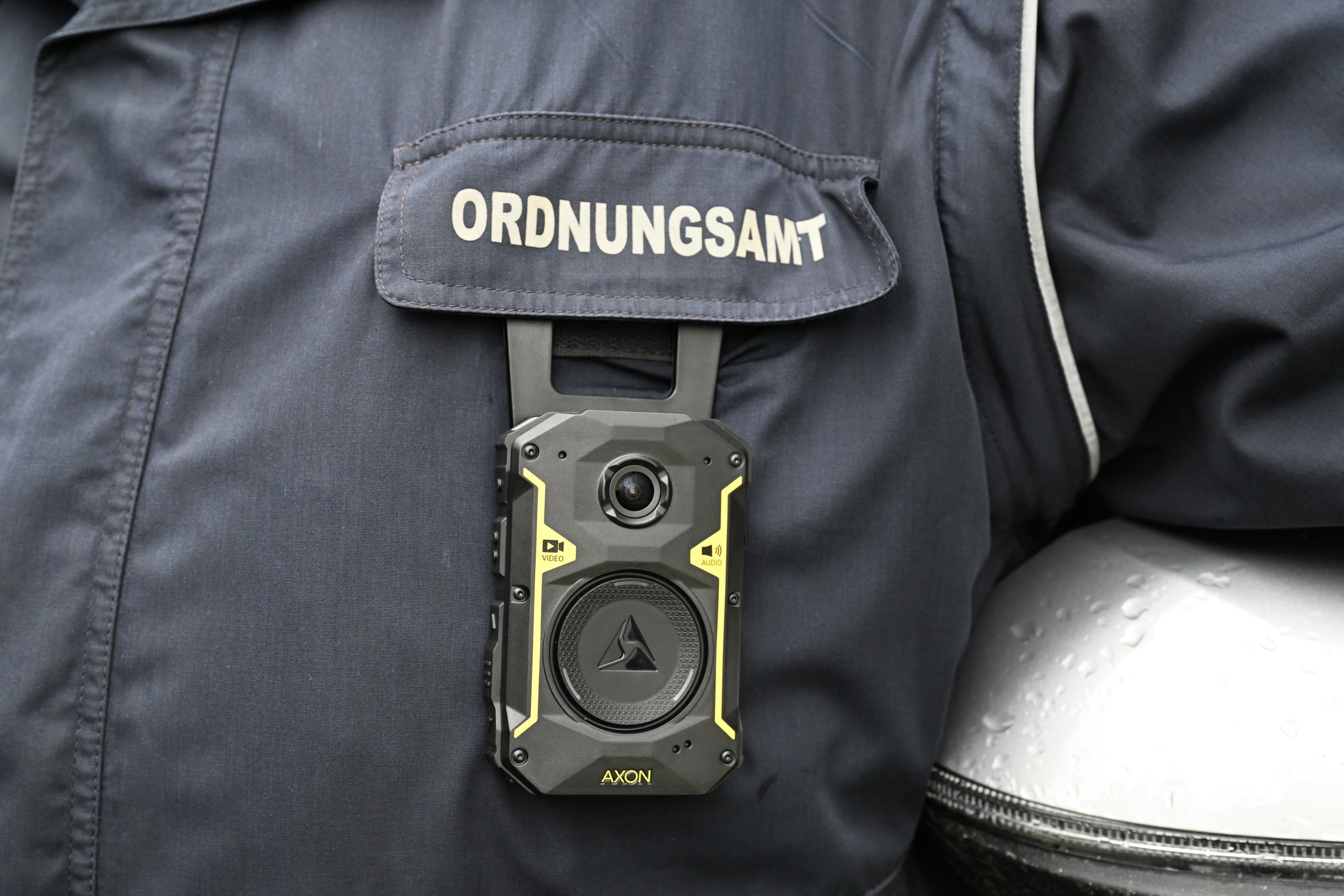 Zu sehen ist eine Bodycam, angebracht an der Kleidung eines Angestellten des städtischen Außendienstes.