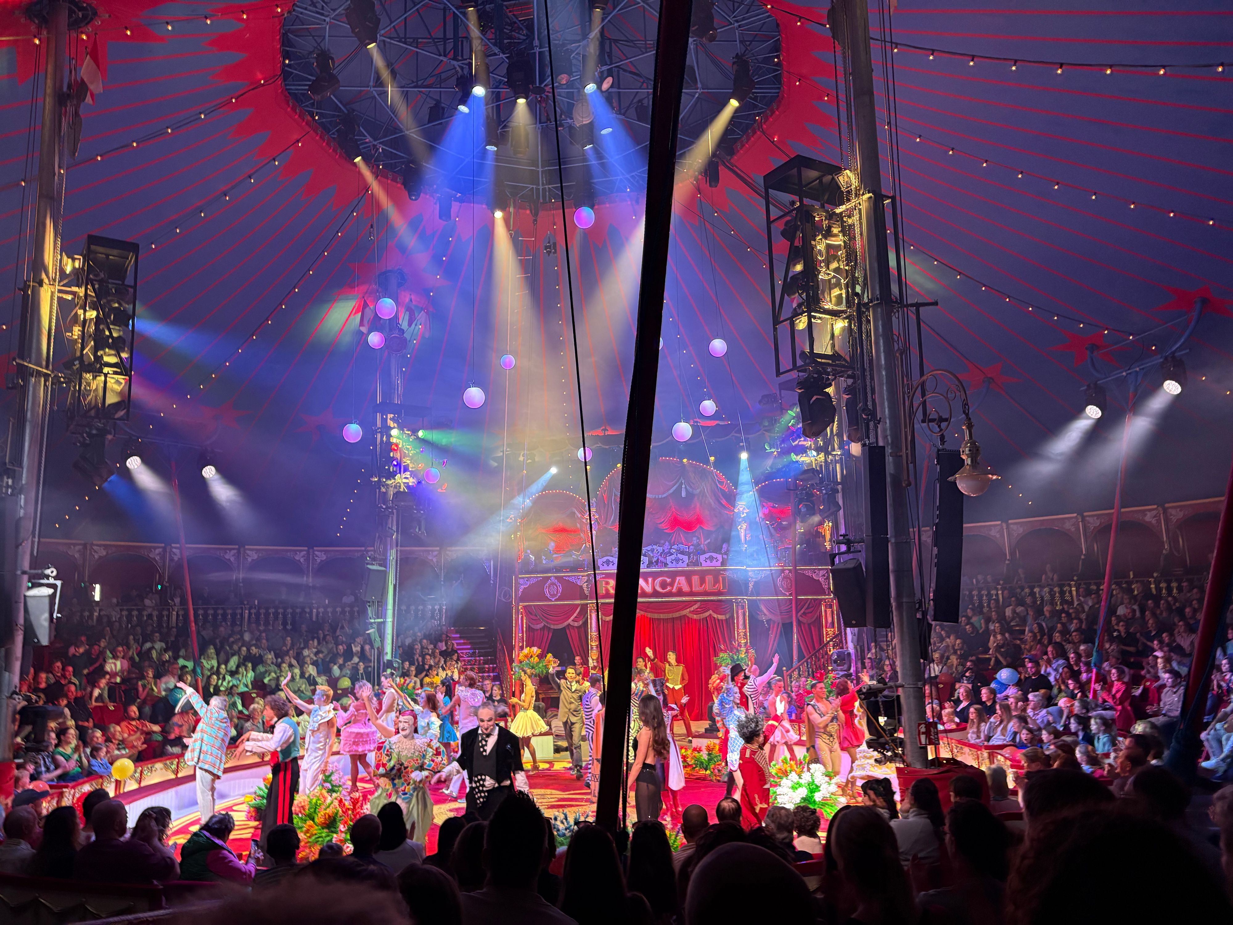 Die Artisten beim Abschied einer Vorstellung im Zirkus Roncalli.