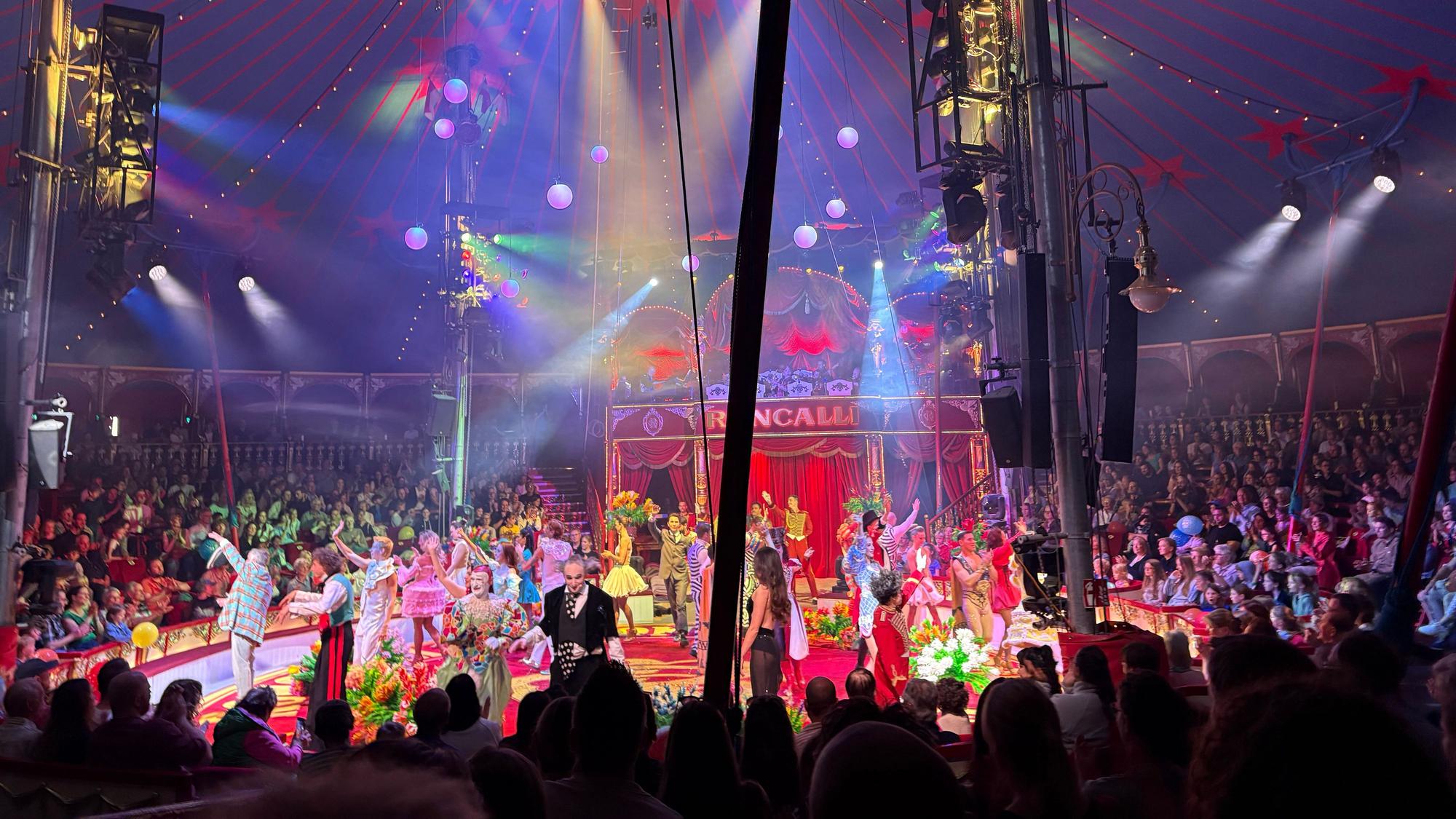 Die Artisten beim Abschied einer Vorstellung im Zirkus Roncalli.