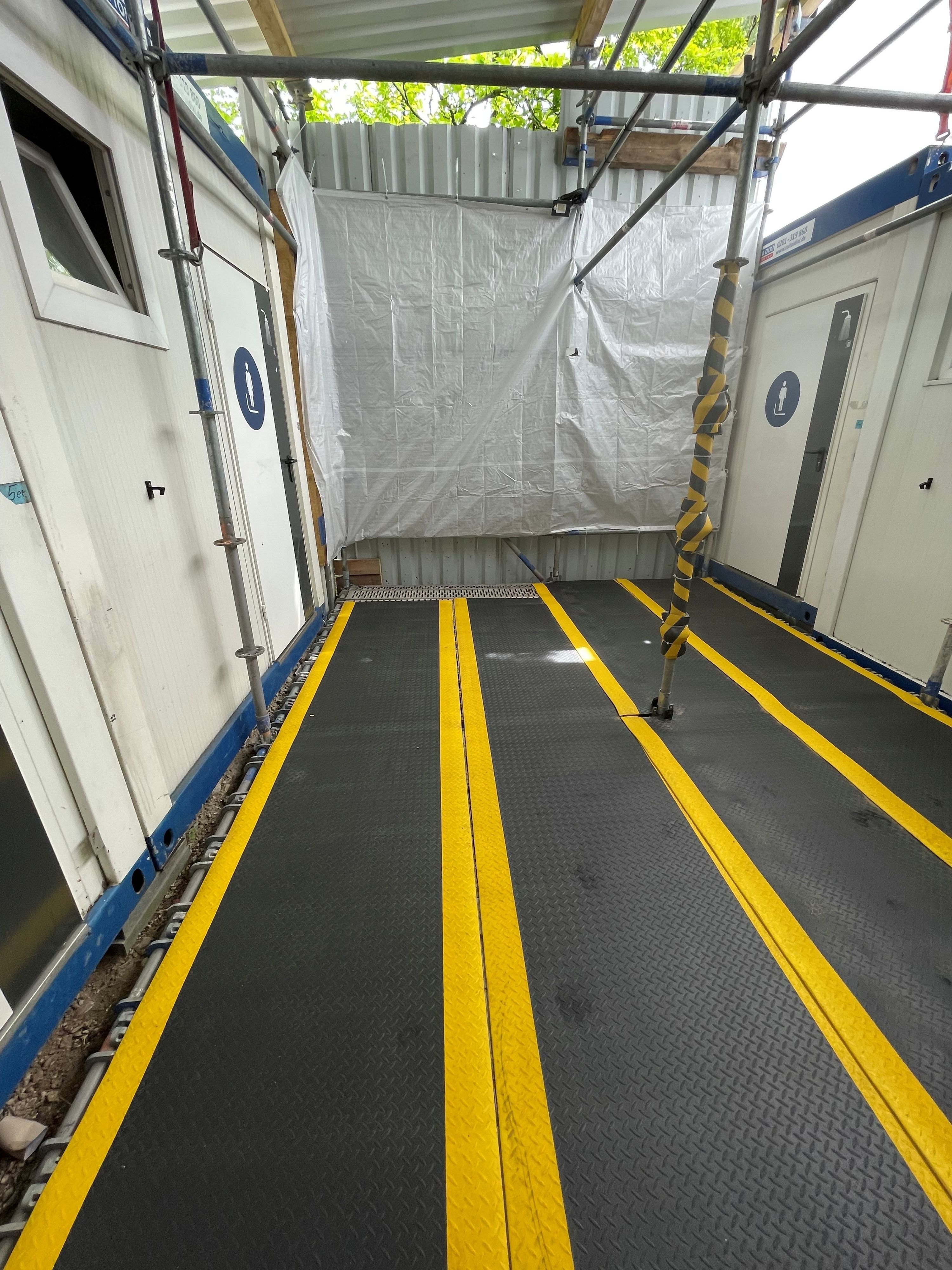 Das ausgelagerte Badezimmer des Wohnheims an der Kerpener Straße liegt in einem Container.