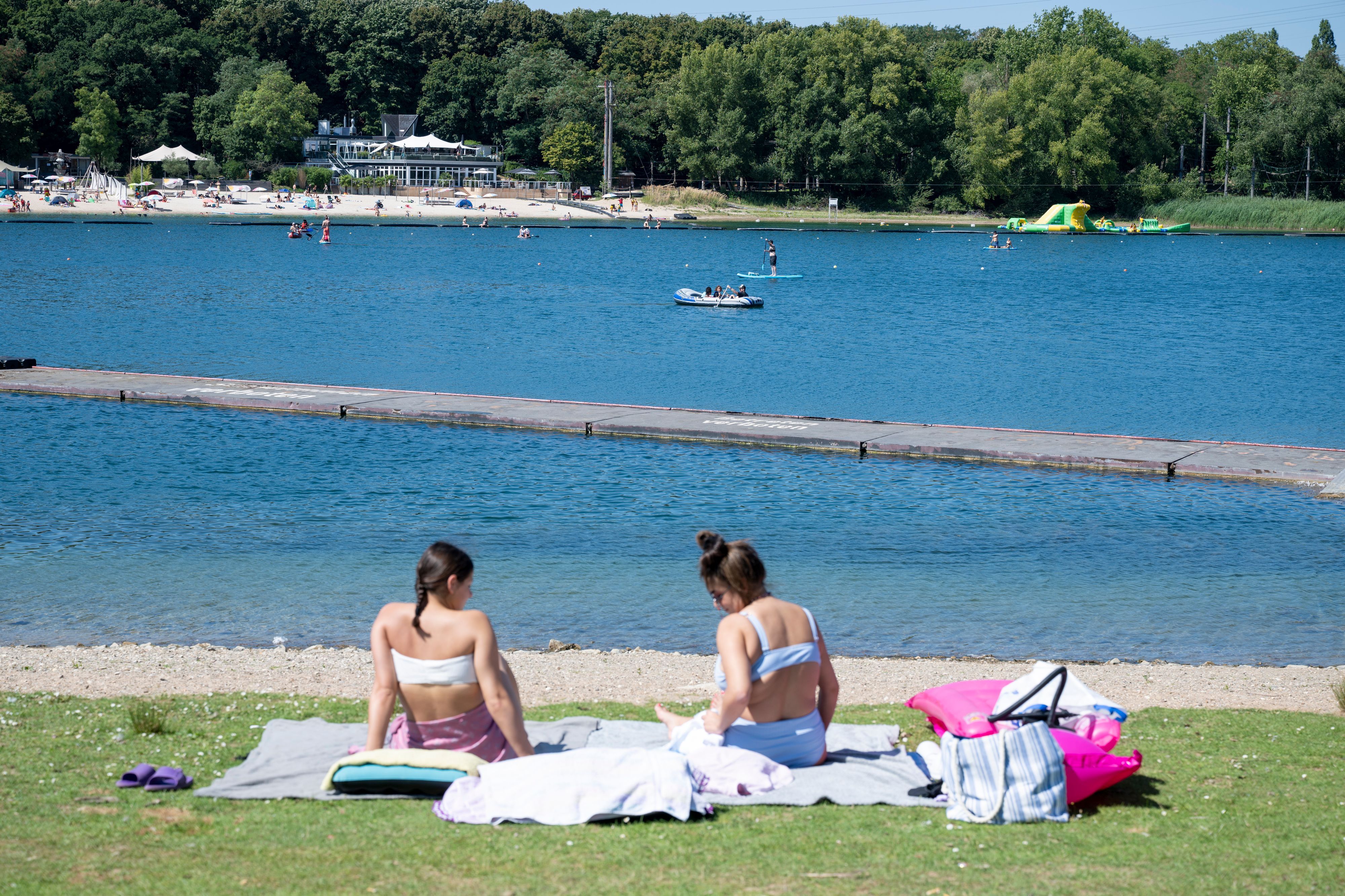 Zwei Frauen sonnen sich am Fühlinger See.
