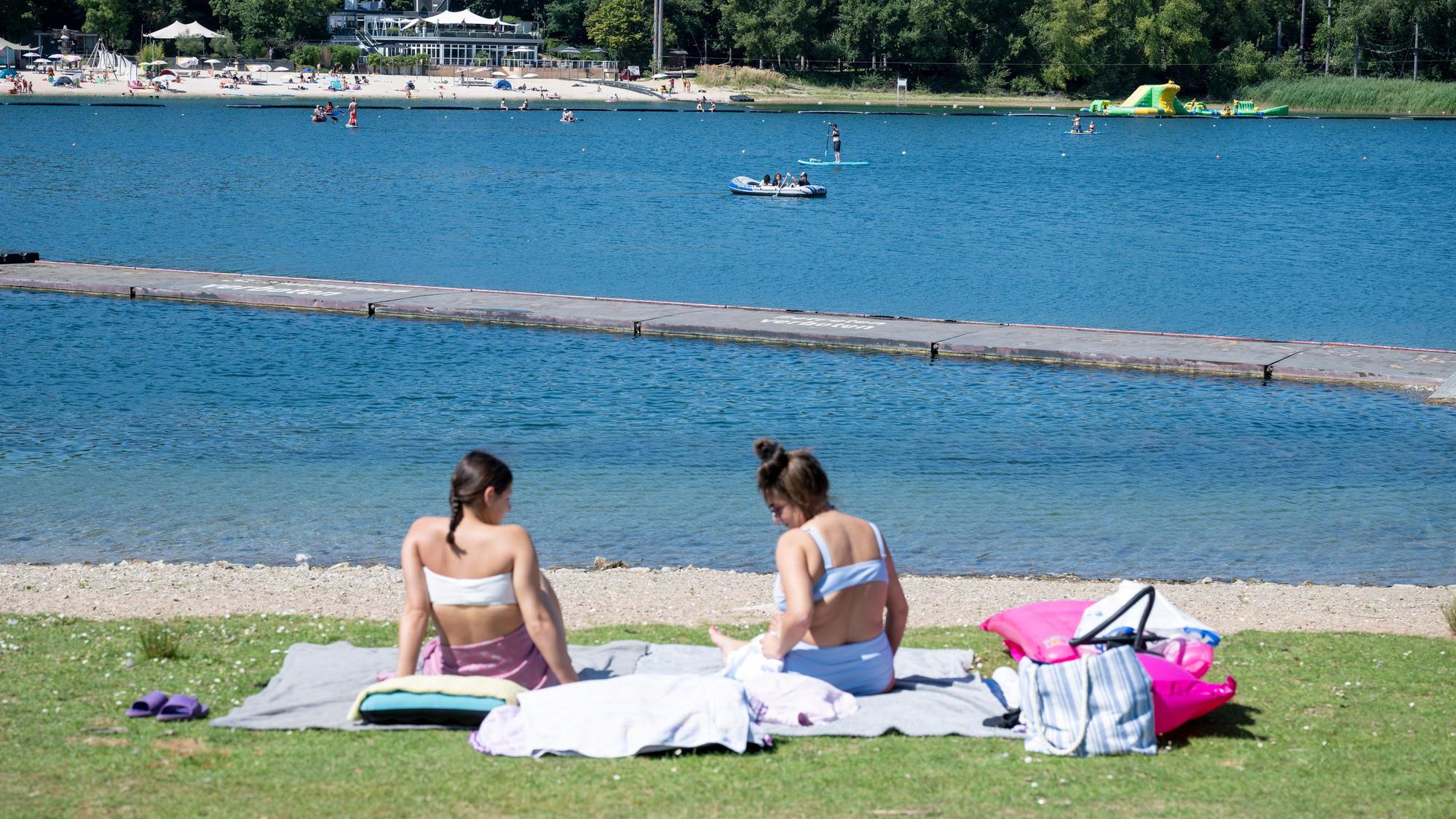 Zwei Besucherinnen am Fühlinger See.