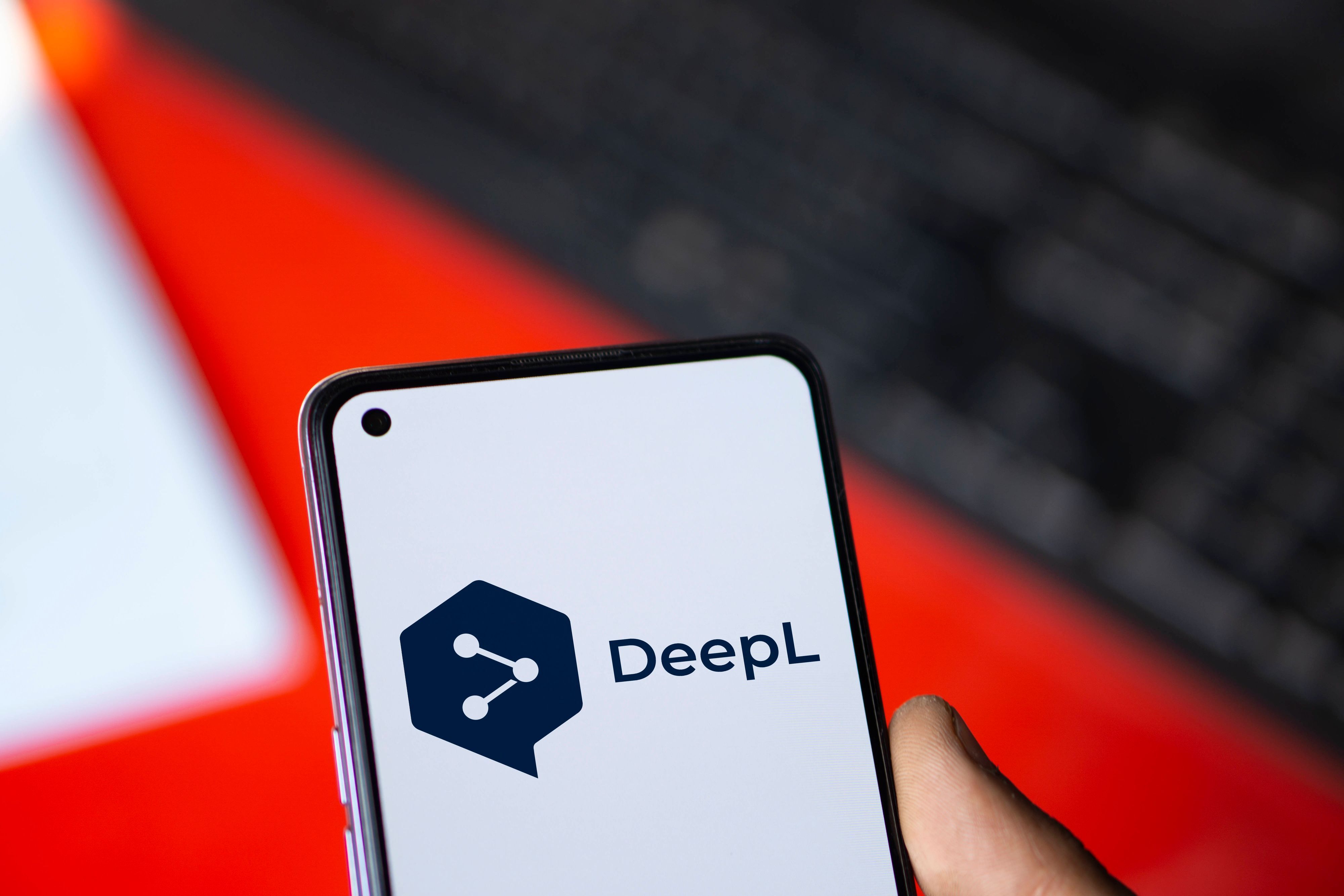 Das DeepL-Logo wird auf einem Smartphone angezeigt.