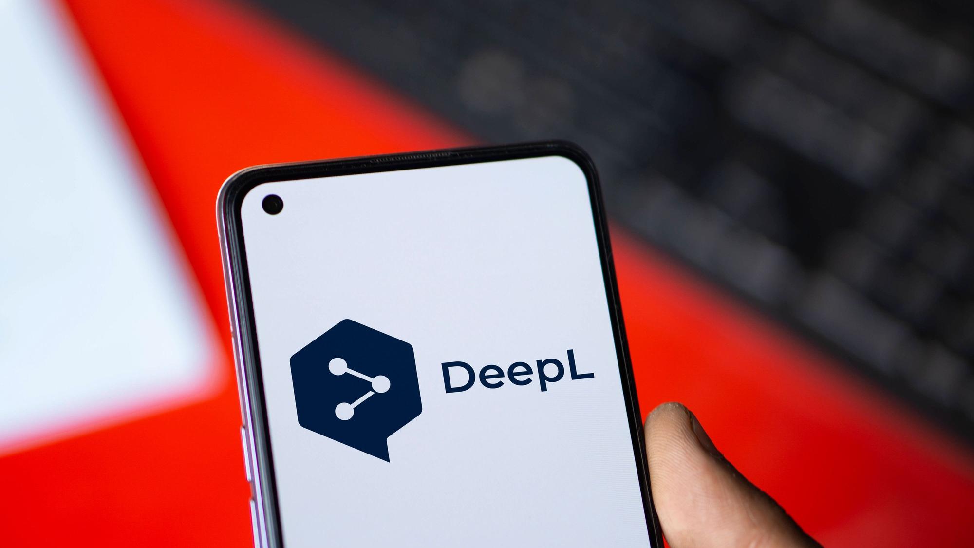 Das DeepL-Logo wird auf einem Smartphone angezeigt.