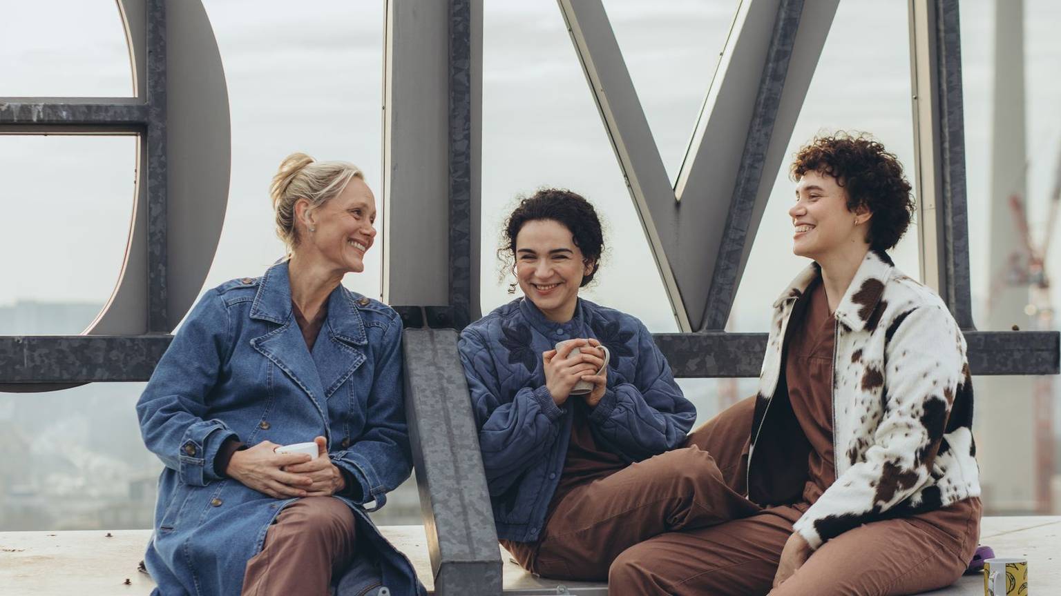 Auf dem Krankenhausdach kann man nach einem langen Tag am besten herunterkommen (von links): Anna (Anna Schudt), Nalan (Mariam Hage) und Greta (Lydia Amasko) haben den schönsten Job der Welt. (Bild: ZDF/Andrea Hansen)