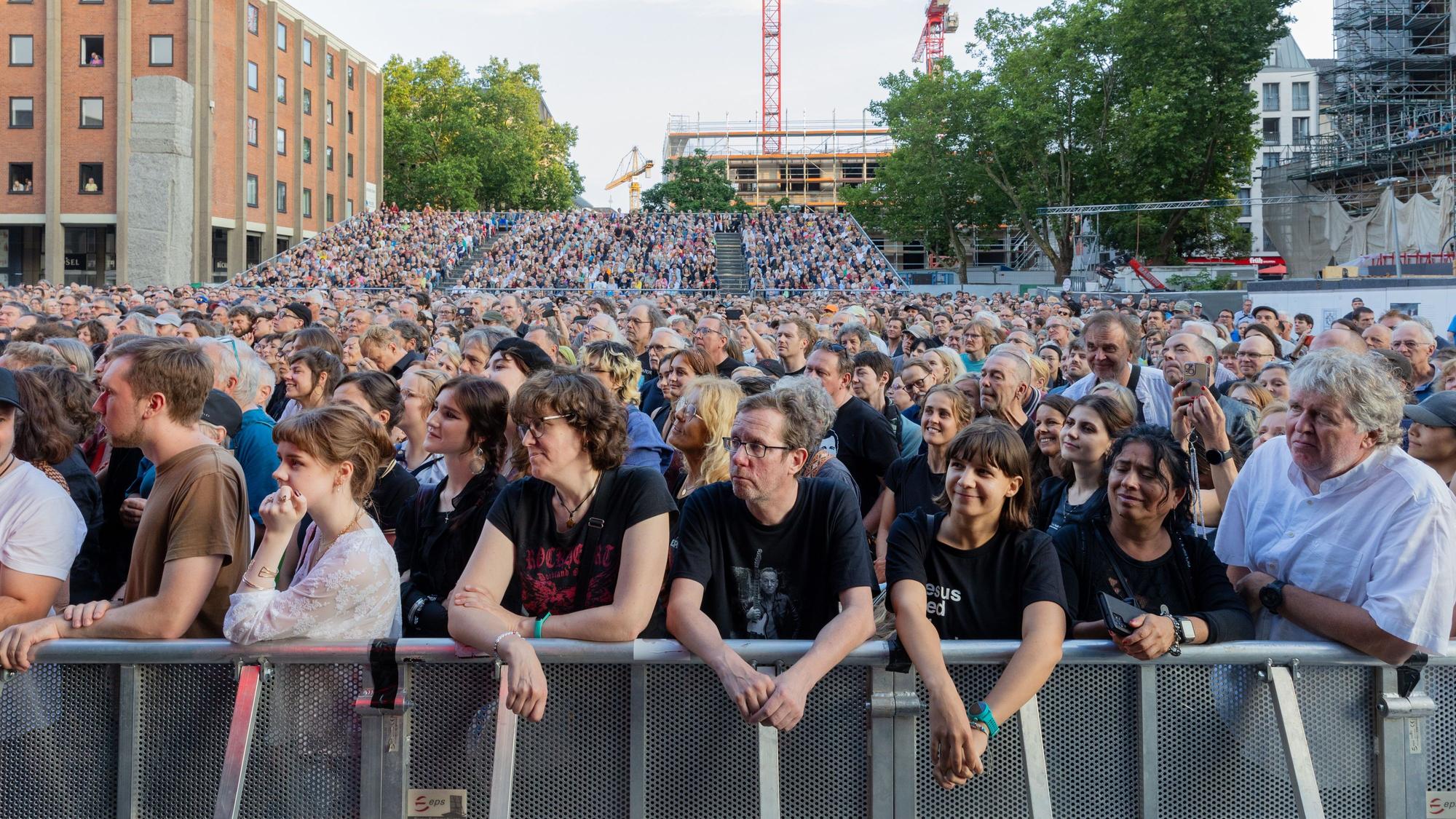 Die Zuschauer beim Konzert von Patti Smith im Juli 2025.