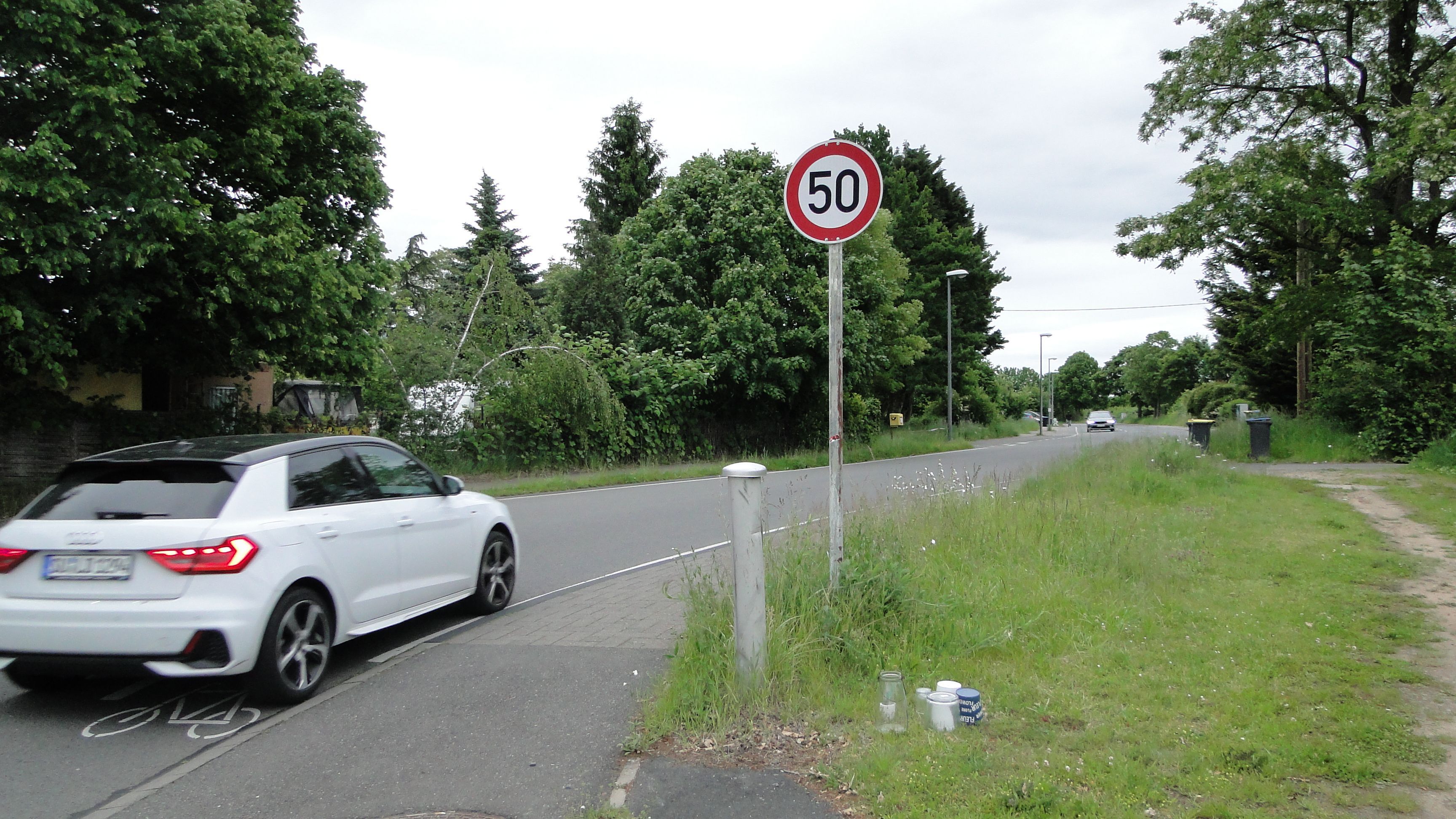 Einfahrt von der Industriestraße in den Mennweg.