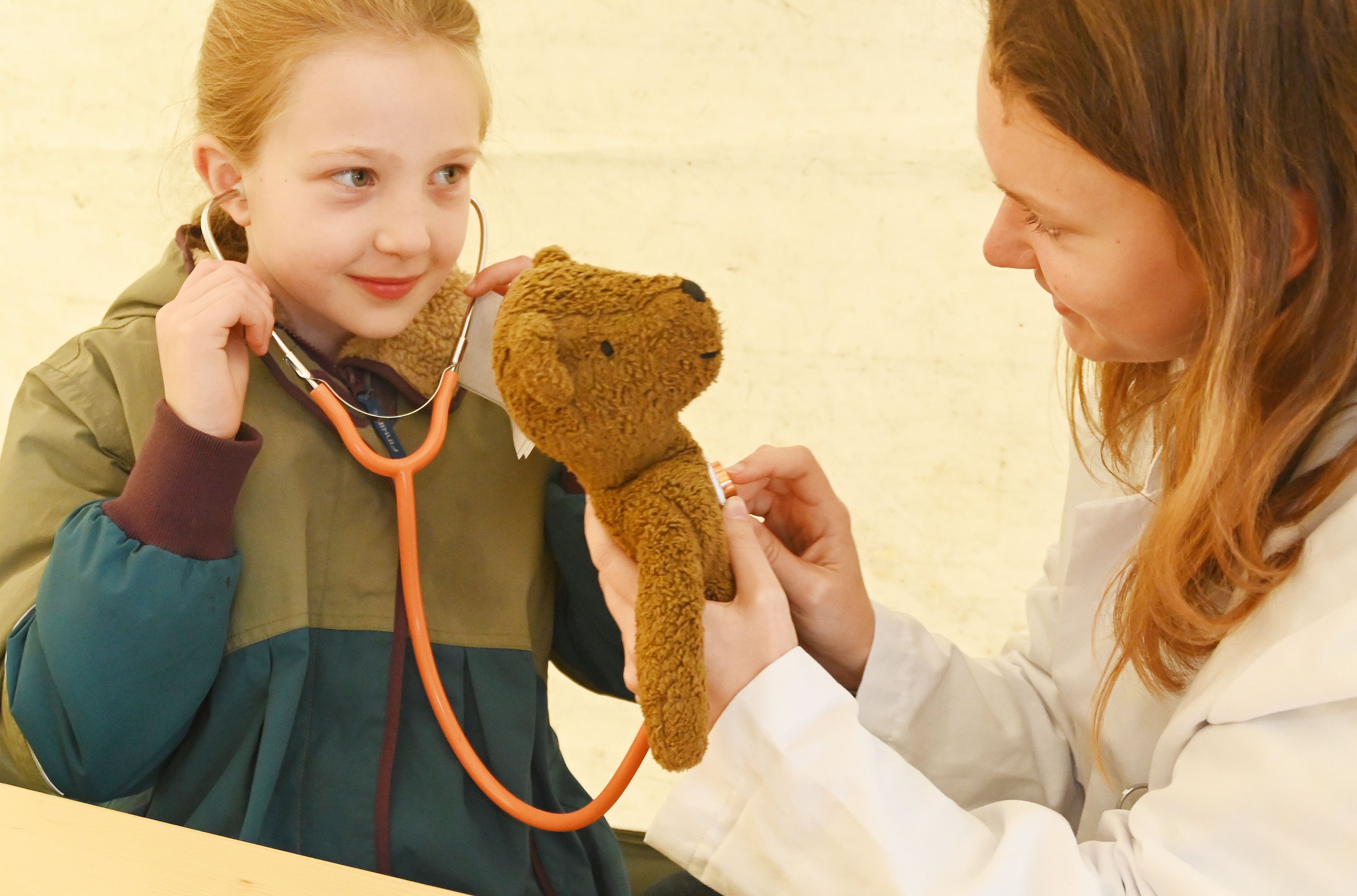 Beim Teddybär-Krankenhaus auf dem Gelände der Uniklinik Köln kümmern sich angehende Mediziner um die Kuscheltiere der jungen Besucher.